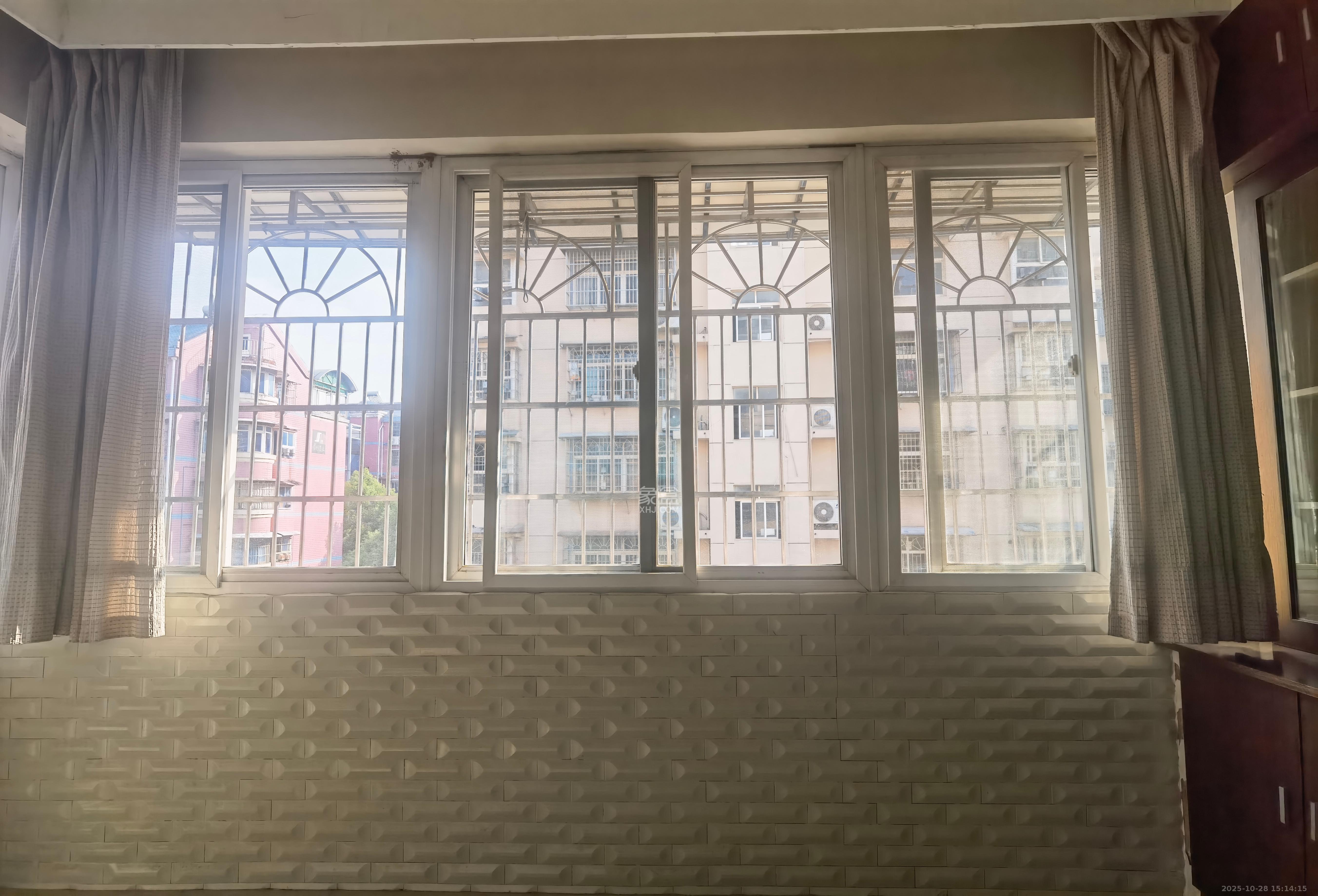 四方小区 2室2厅1卫 1800.0元/月 四方小区 2室2厅1卫 1800.0元/月室内图