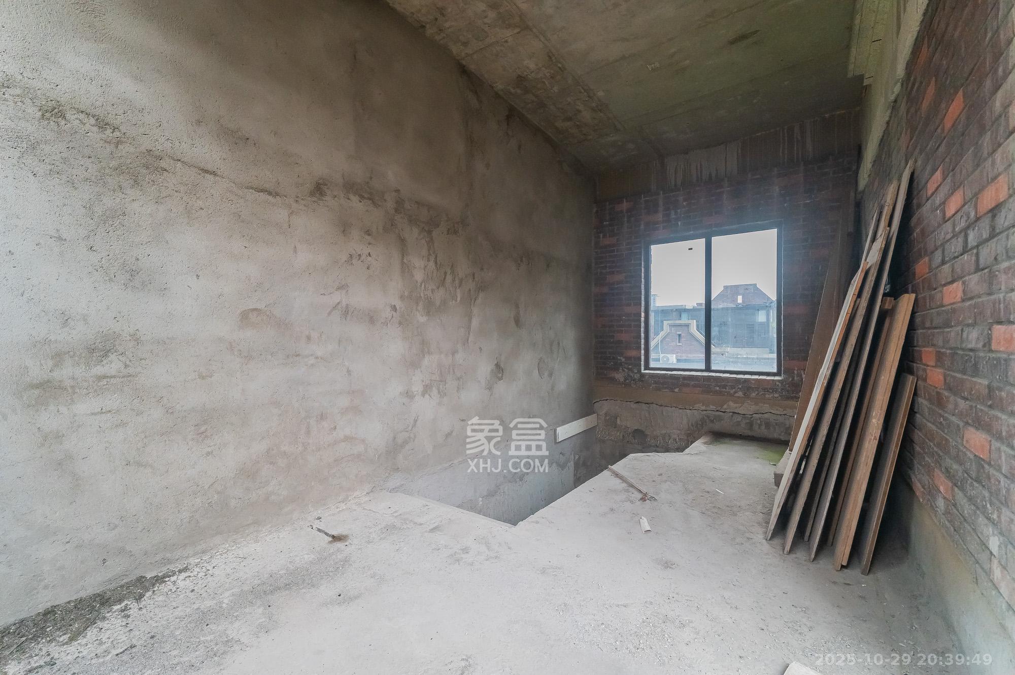 星湖湾二期洋房  5室2厅3卫    199.0万其他