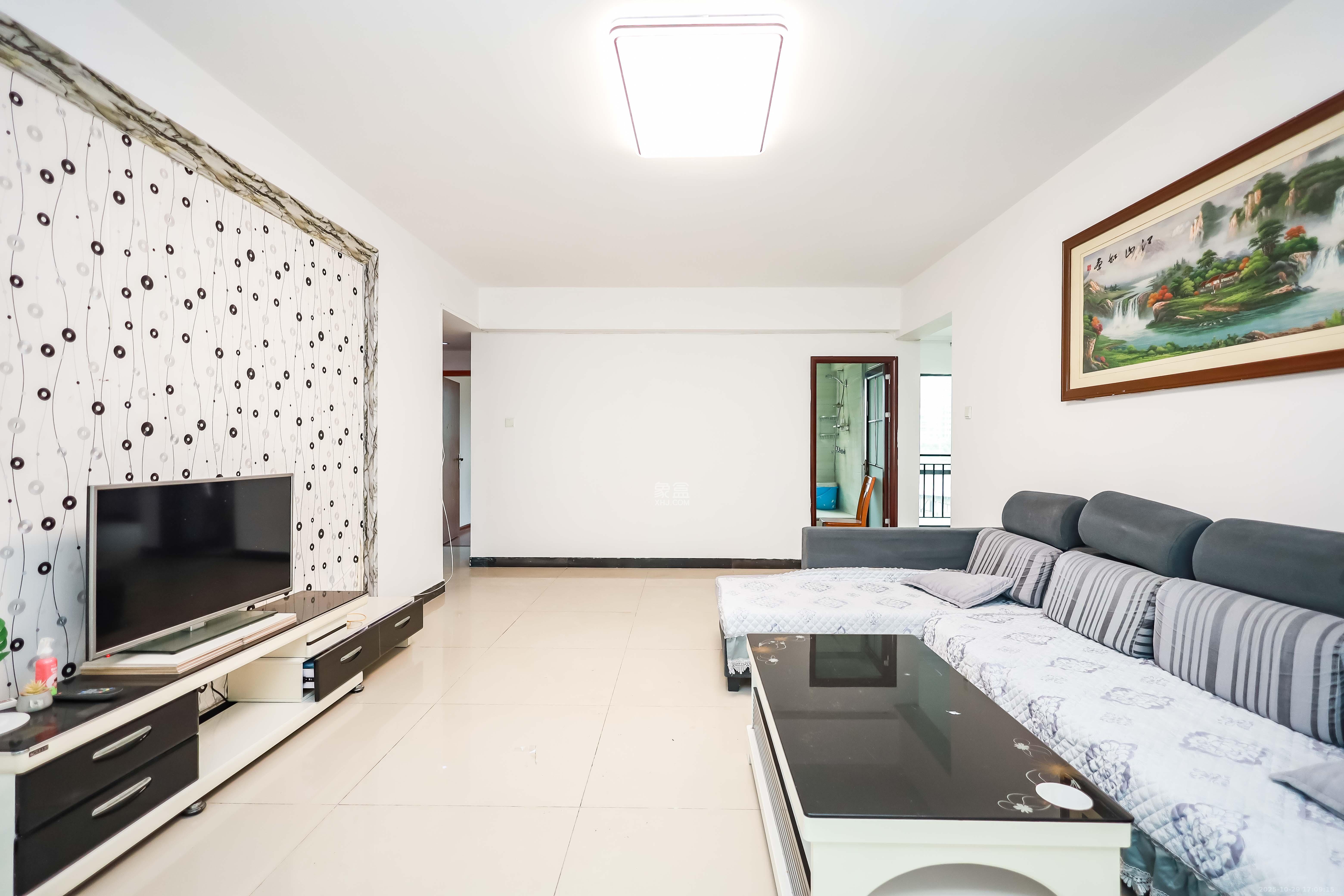 卓越蔚蓝海岸一期  3室2厅2卫    150.0万客厅