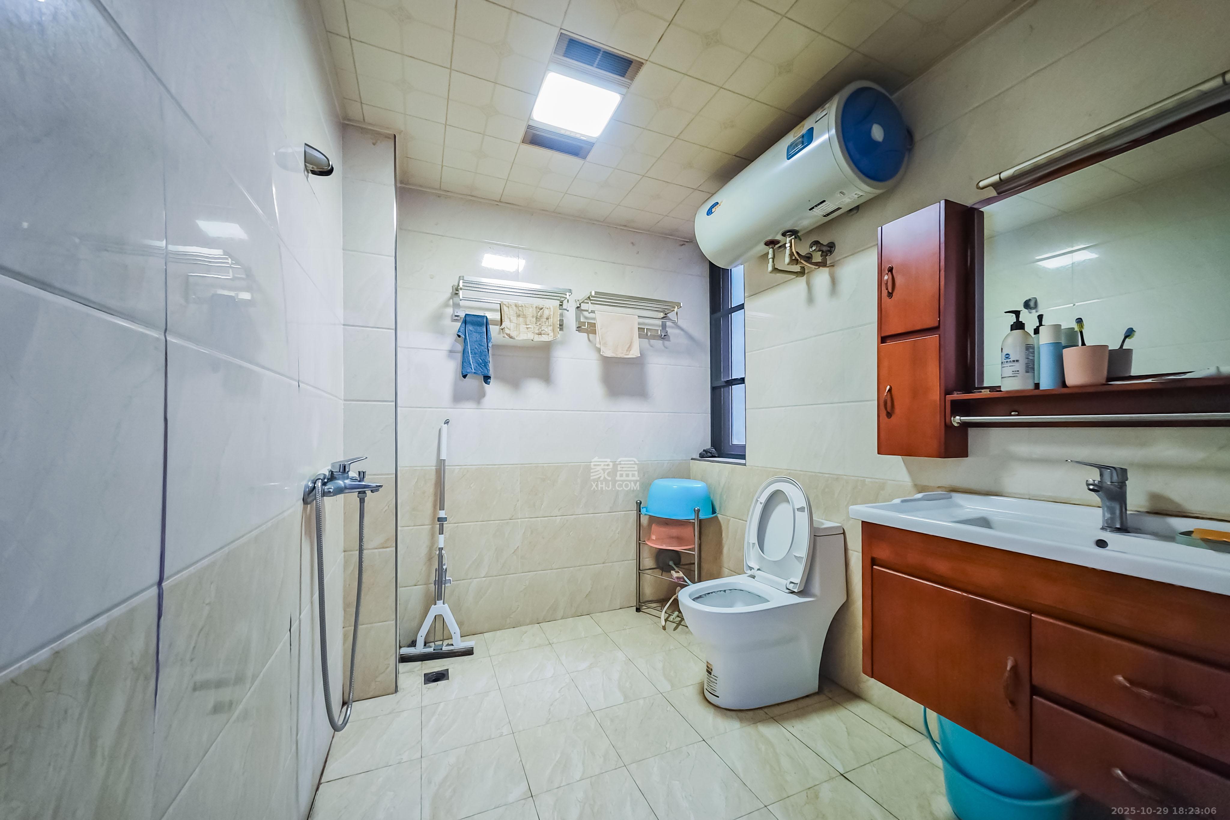 半山壹号  3室2厅2卫    138.0万 半山壹号  3室2厅2卫    138.0万卫生间