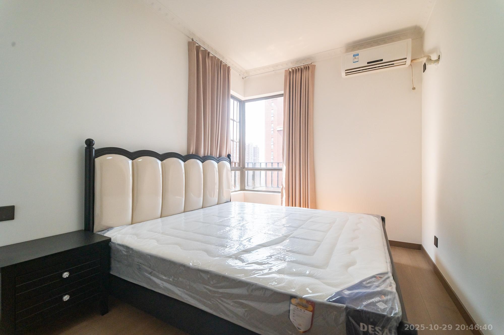 华润凤凰城二期  3室2厅2卫    80.8万卧室