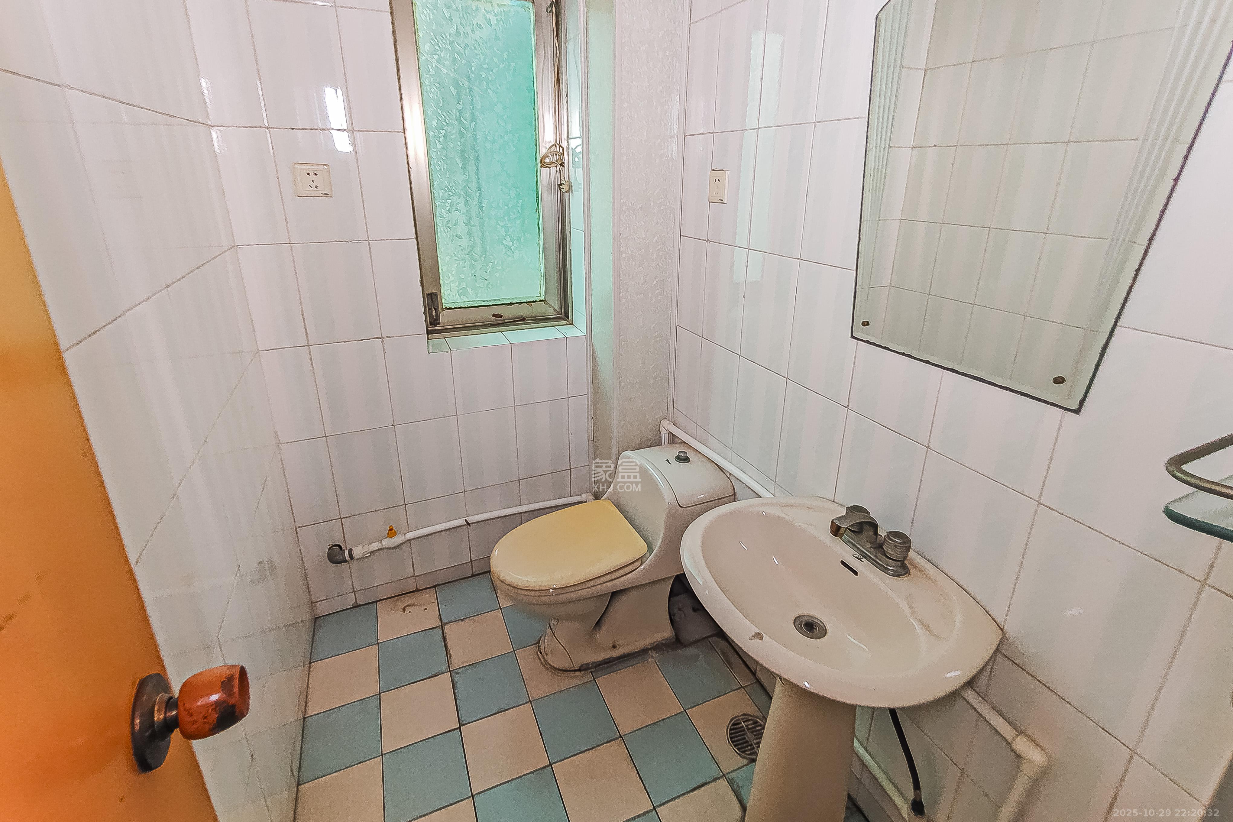 向东园社区(国税局宿舍) 3室2厅2卫 98.0万 向东园社区(国税局宿舍) 3室2厅2卫 98.0万卫生间