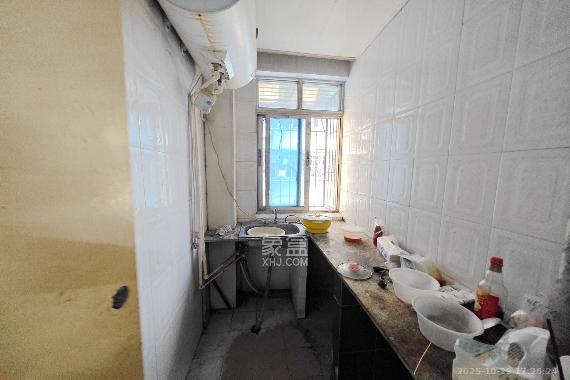 凤凰商贸城  8室2厅2卫    99.0万厨房