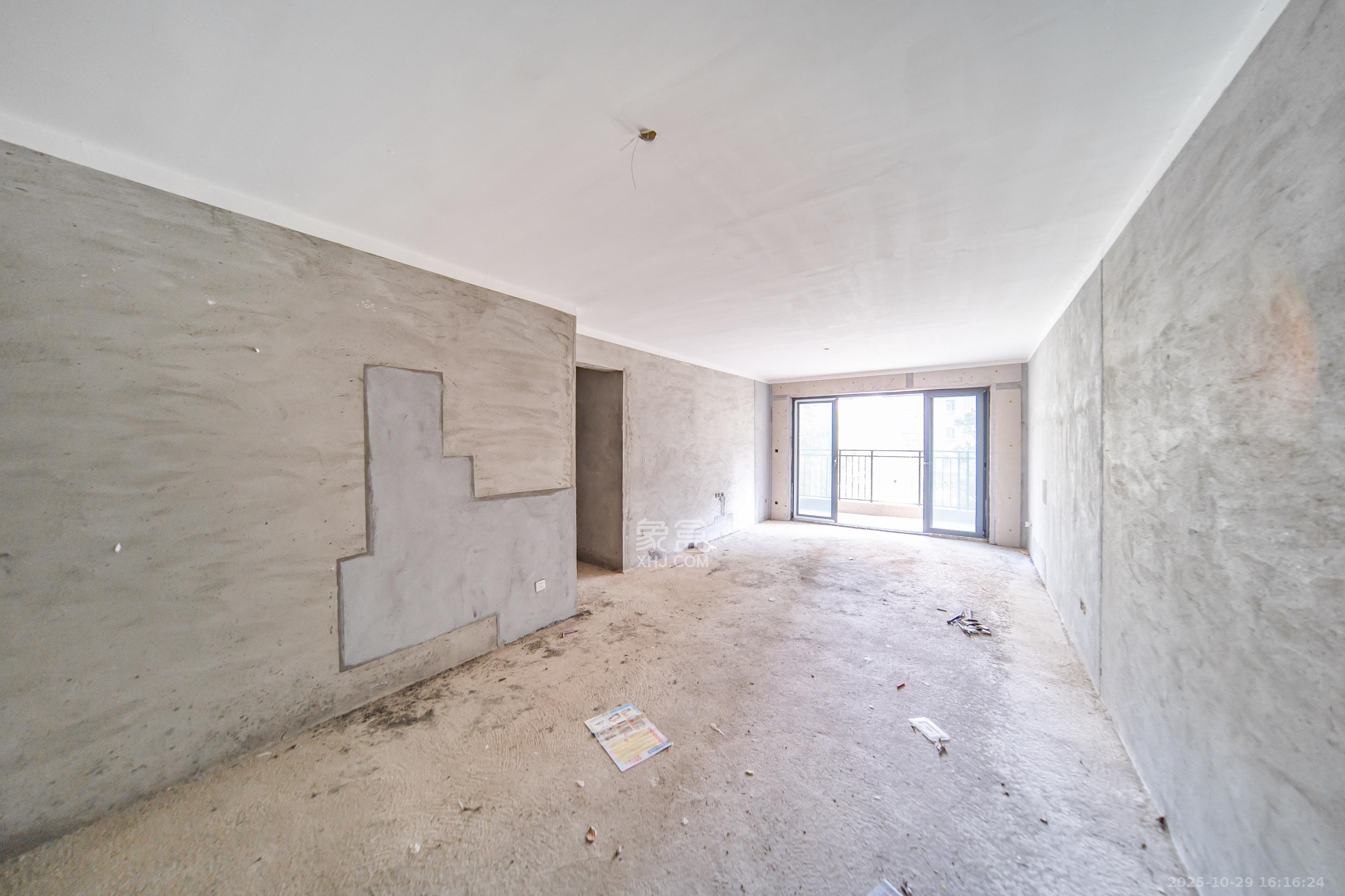 梦想滨江左岸  4室2厅2卫    65.0万客厅