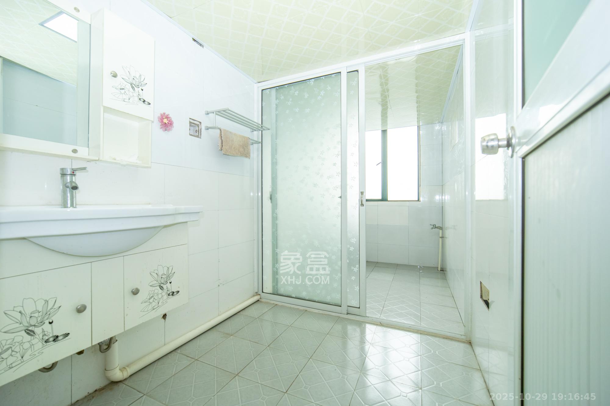 绿洲花园 3室2厅2卫 120.0万 绿洲花园 3室2厅2卫 120.0万卫生间