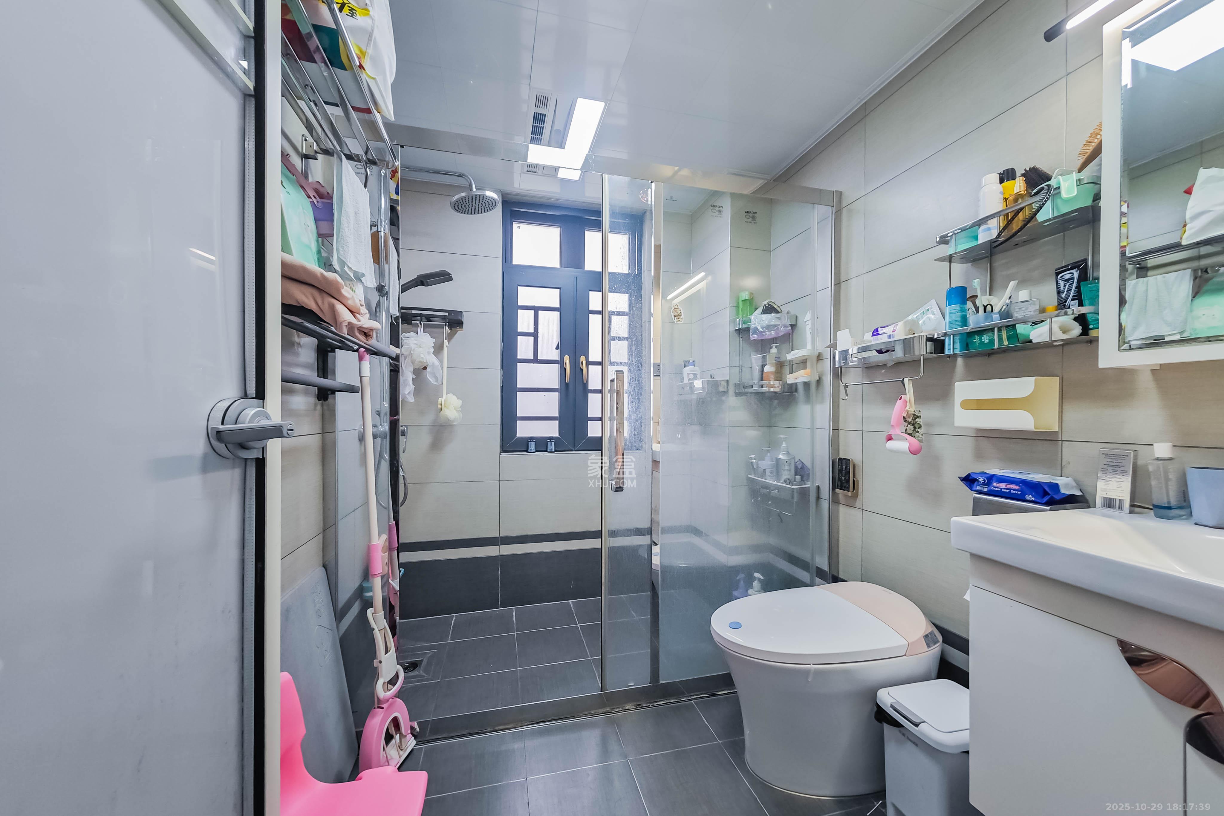 半山壹号 3室2厅2卫 155.0万 半山壹号 3室2厅2卫 155.0万卫生间