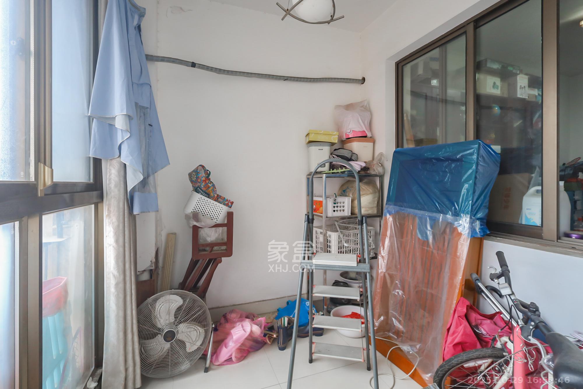 西岸润泽府  5室2厅2卫    168.0万 西岸润泽府  5室2厅2卫    168.0万阳台