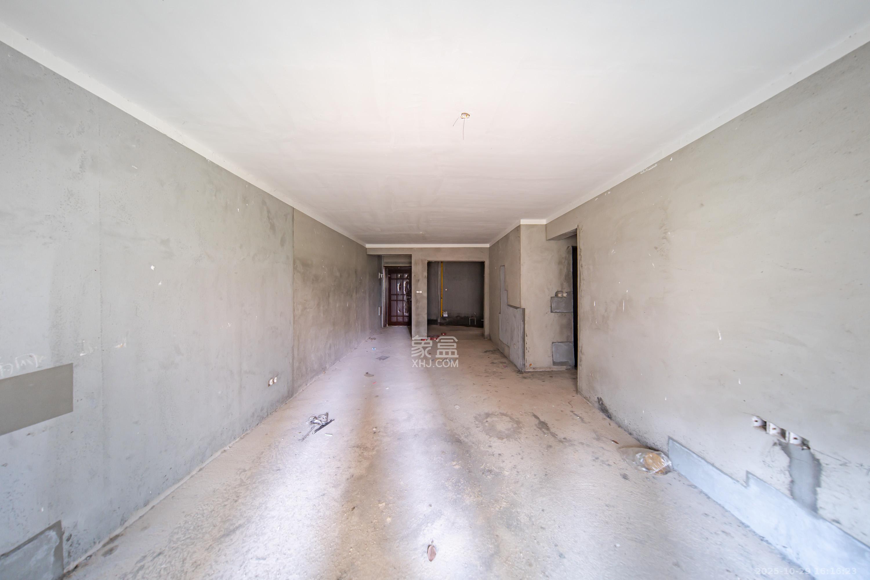 梦想滨江左岸  4室2厅2卫    65.0万客厅