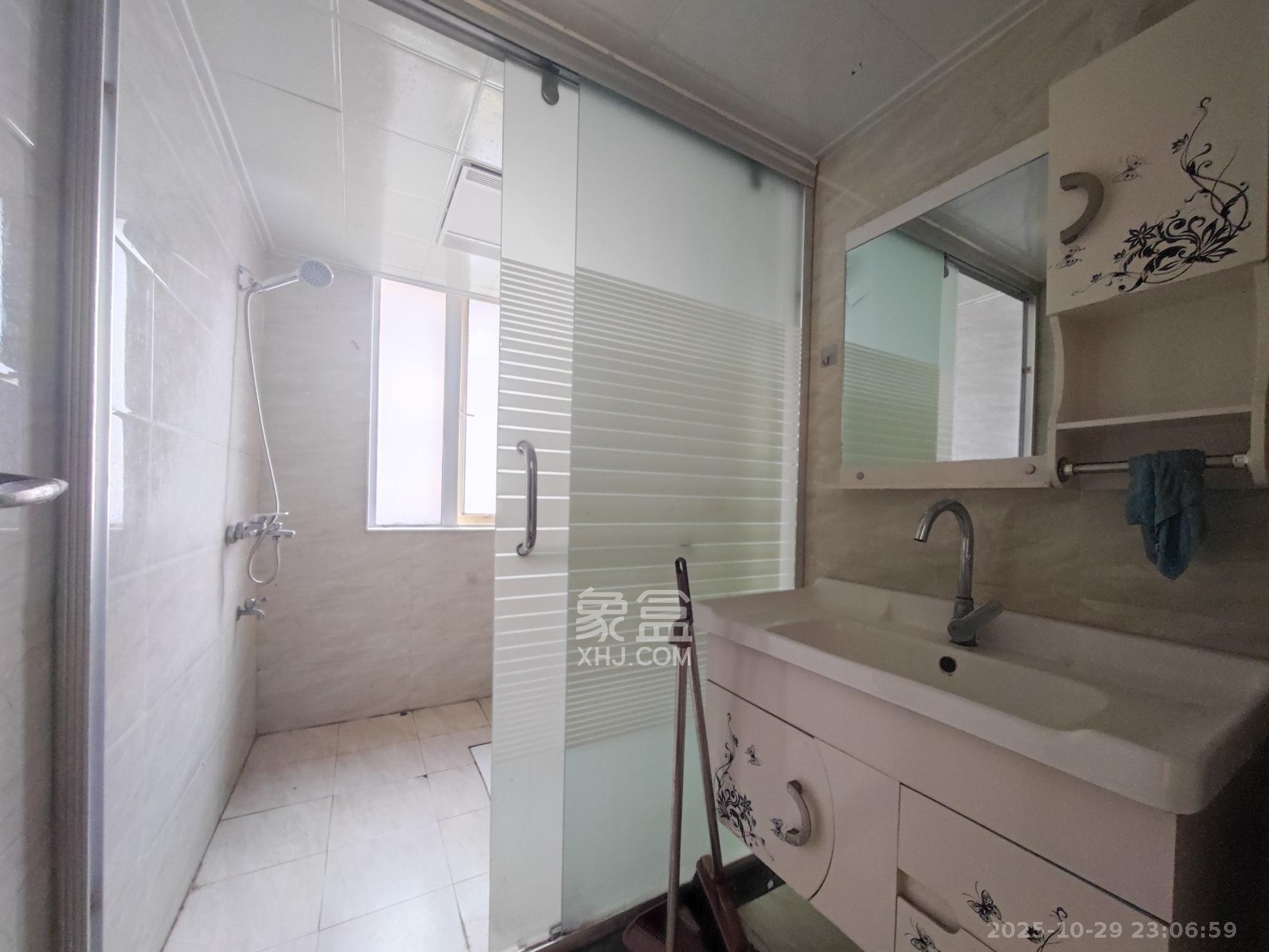 丽发新城  3室2厅1卫    105.0万 丽发新城  3室2厅1卫    105.0万卫生间