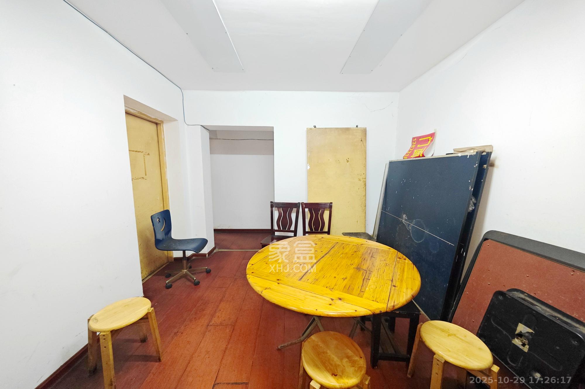 凤凰商贸城 8室2厅2卫 99.0万 凤凰商贸城 8室2厅2卫 99.0万客厅