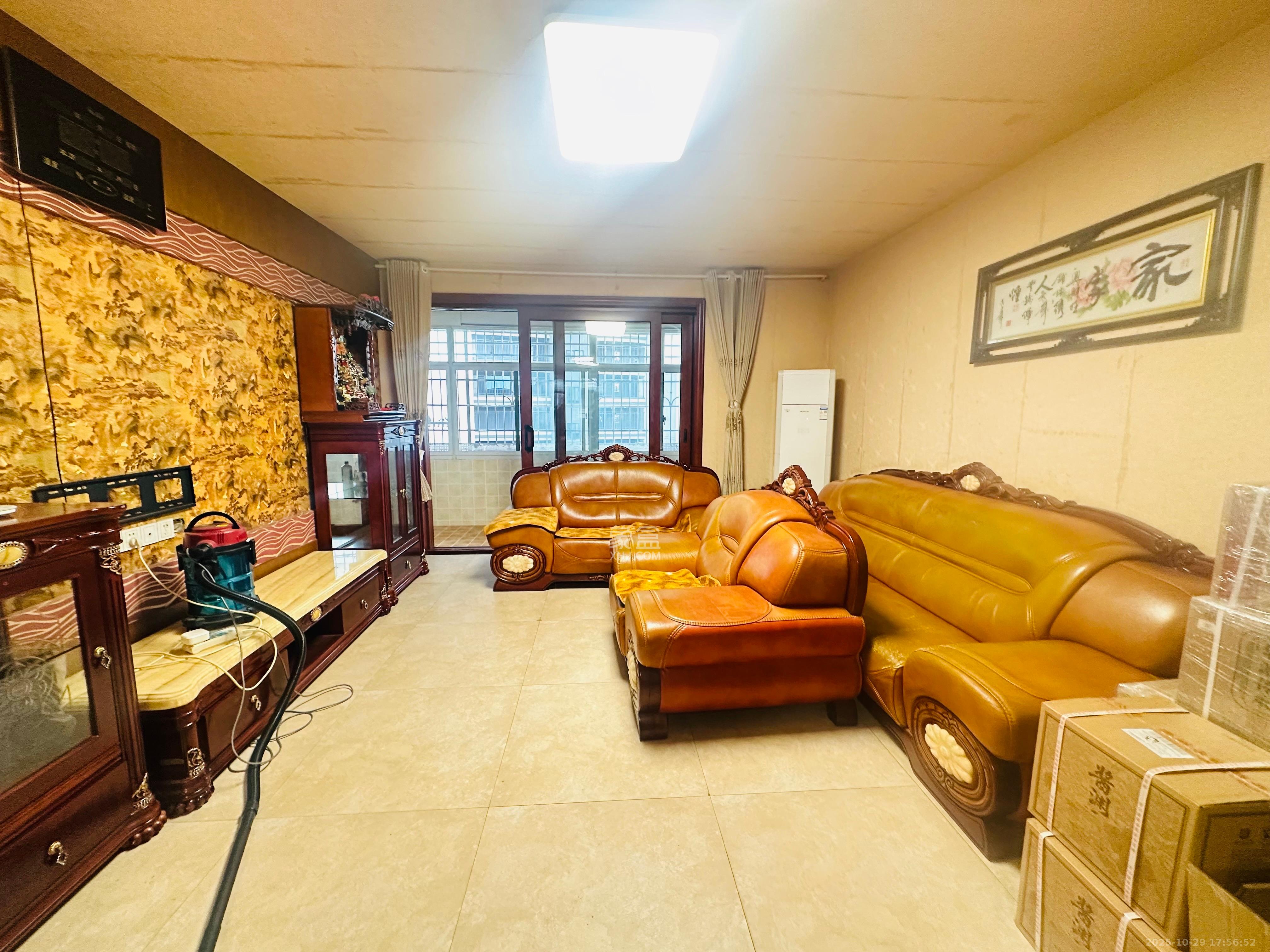 山水英伦  4室2厅2卫    2800.0元/月