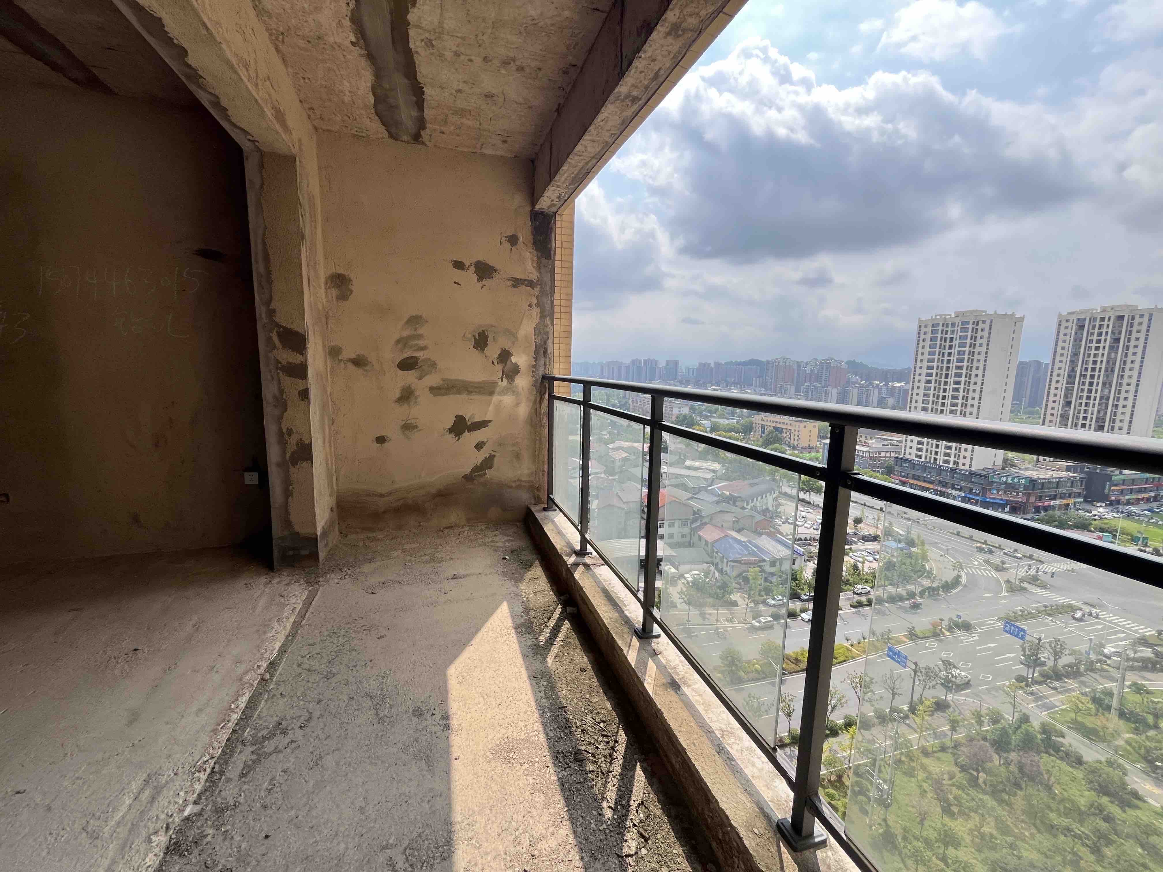 龙源华城  3室2厅2卫    66.8万阳台