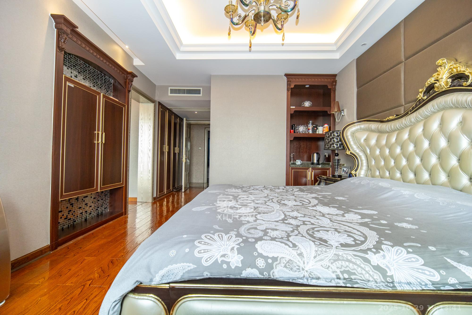 藏珑湖上国际花园  4室2厅2卫    268.0万卧室