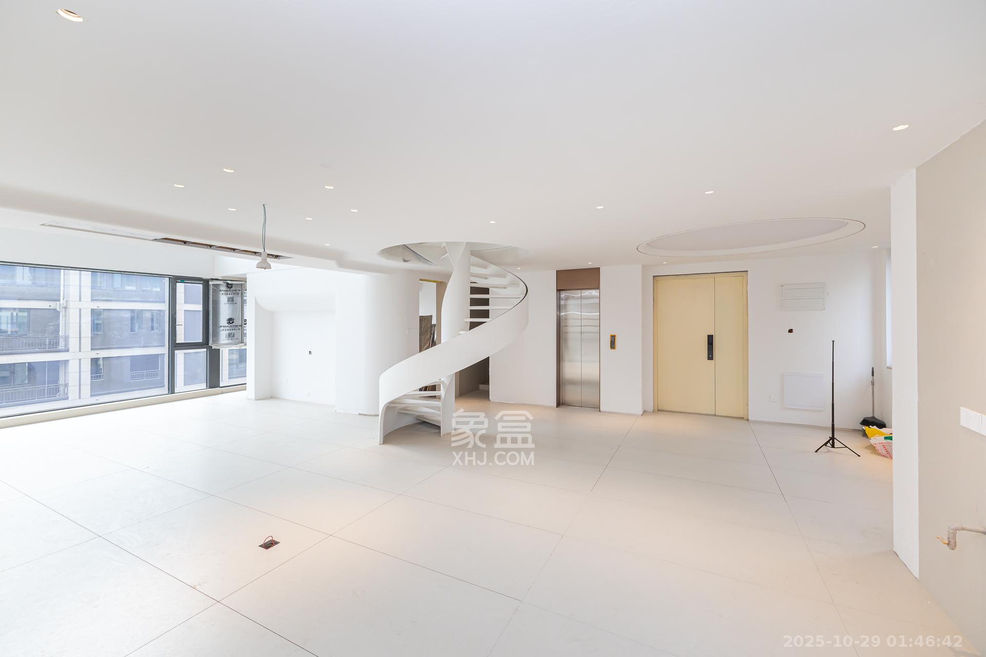 时代建发和著  6室2厅5卫    498.0万 时代建发和著  6室2厅5卫    498.0万客厅