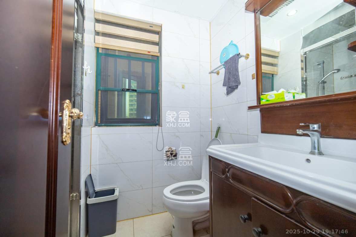 恒大雅苑 3室2厅2卫 112.0万 恒大雅苑 3室2厅2卫 112.0万卫生间