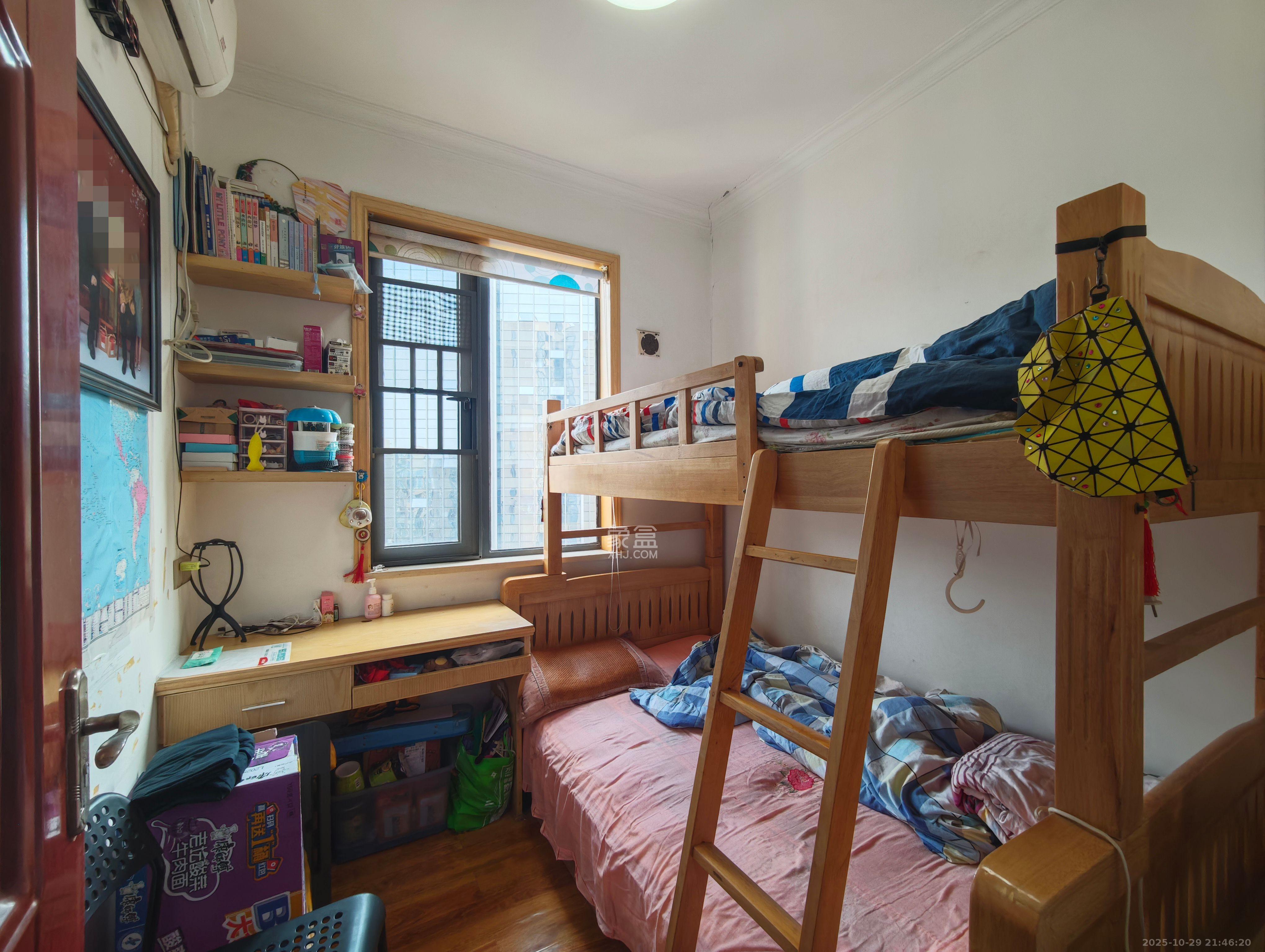 华悦城  1室2厅1卫    92.8万卧室