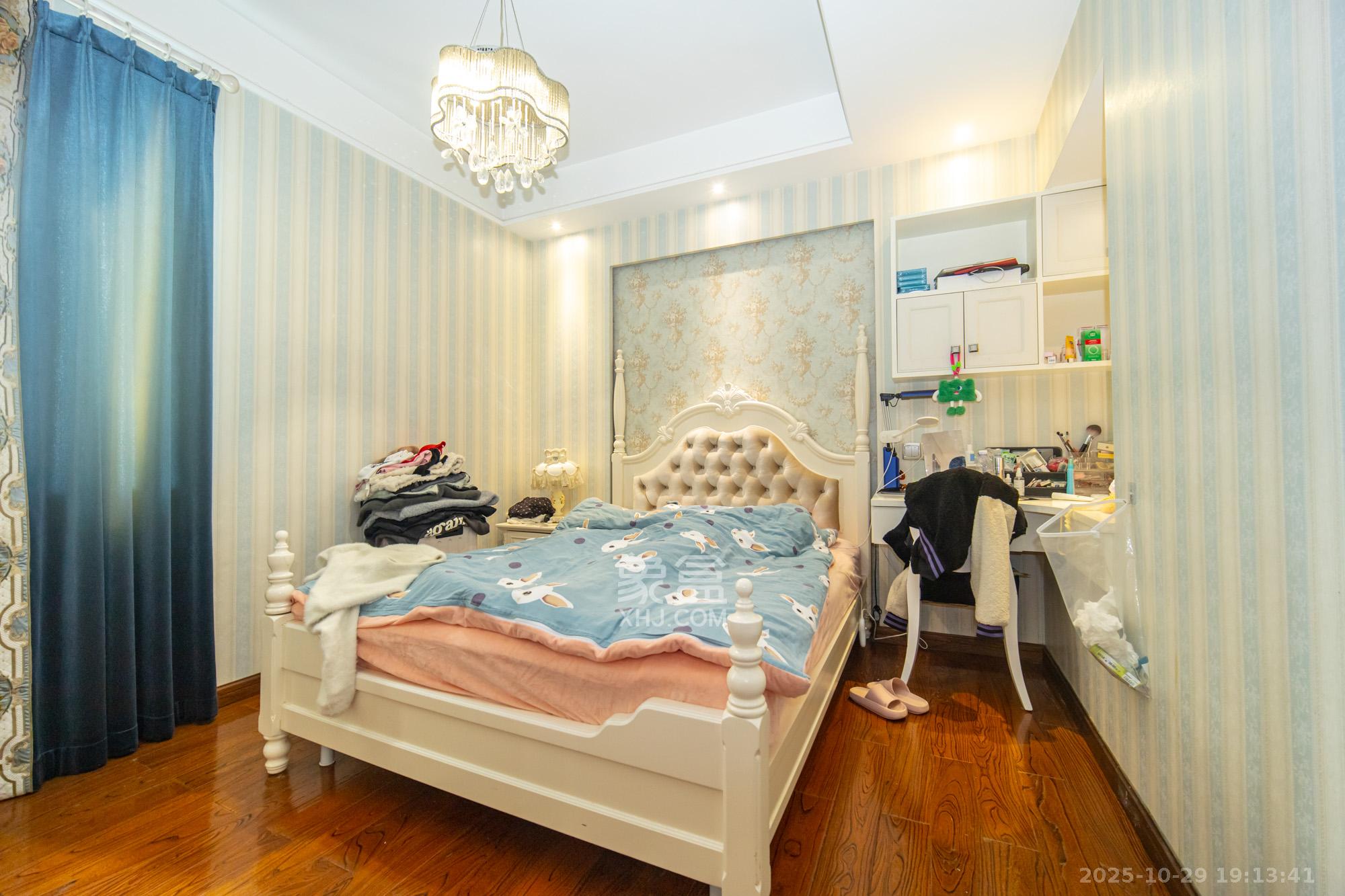 藏珑湖上国际花园  4室2厅2卫    268.0万卧室