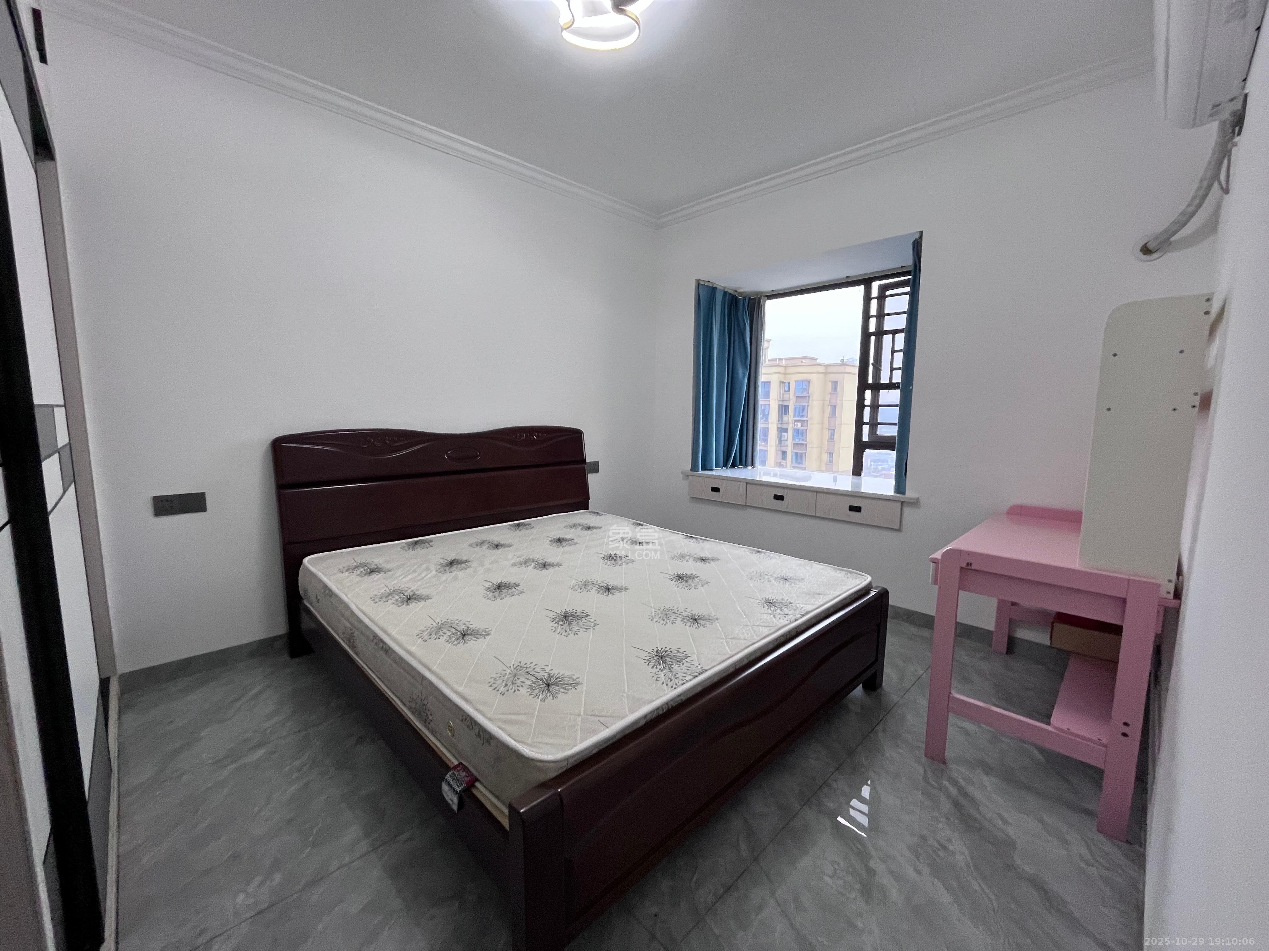 和润园三期  3室2厅1卫    2600.0元/月室内图