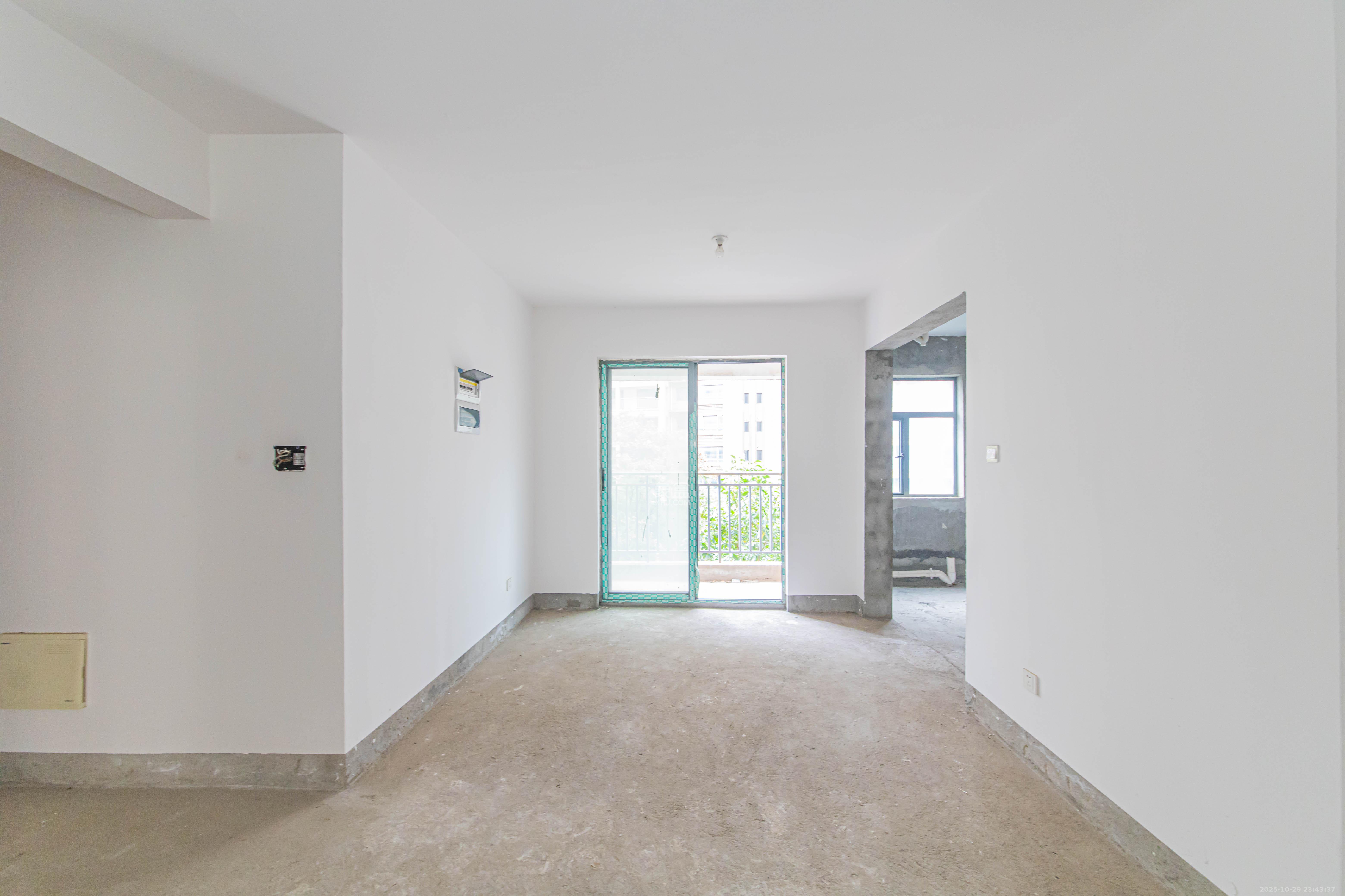 和美星城 4室2厅2卫 110.0万 和美星城 4室2厅2卫 110.0万客厅