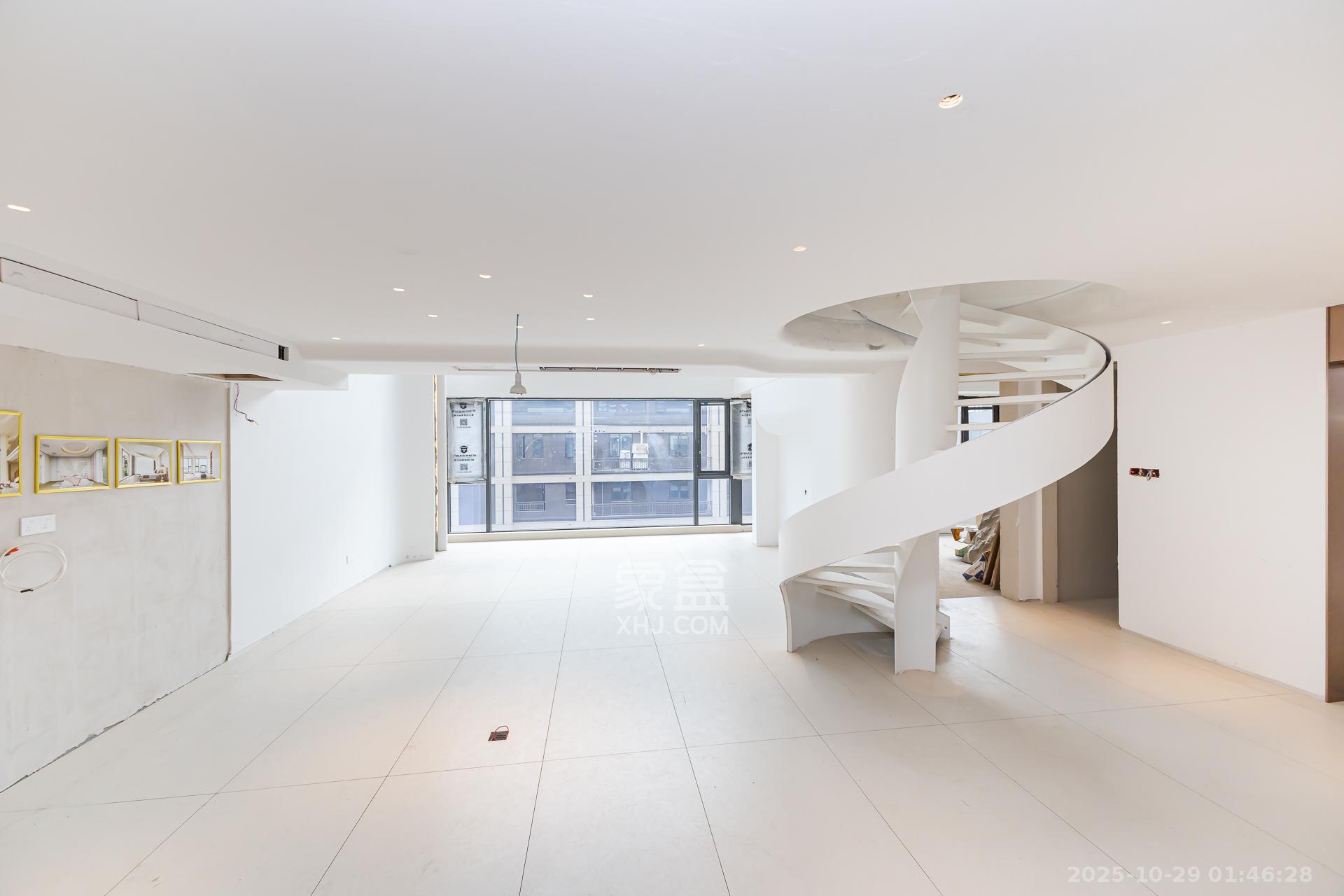 时代建发和著  6室2厅5卫    498.0万 时代建发和著  6室2厅5卫    498.0万客厅