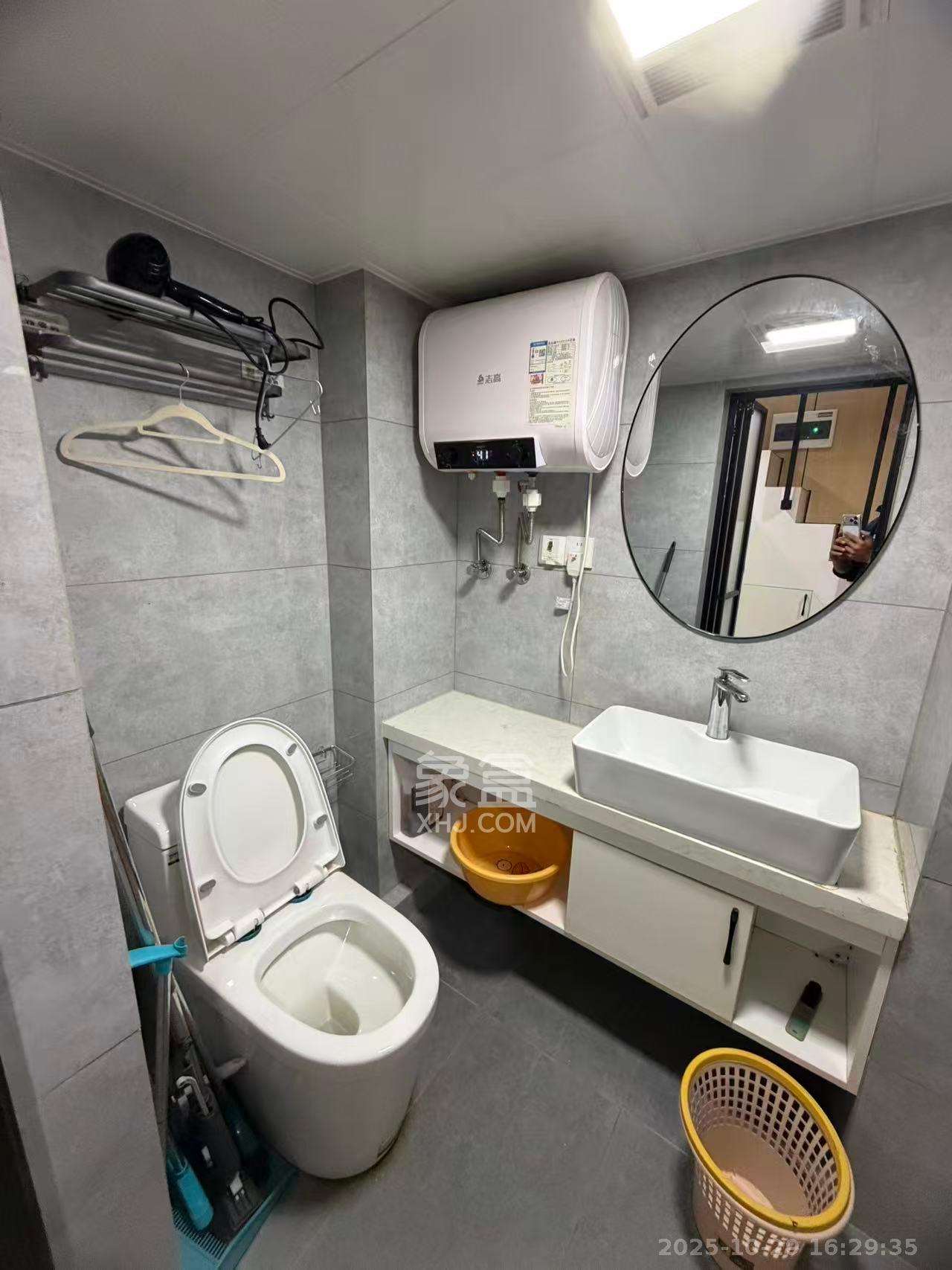 卓越江岸  2室1厅1卫    2500.0元/月室内图