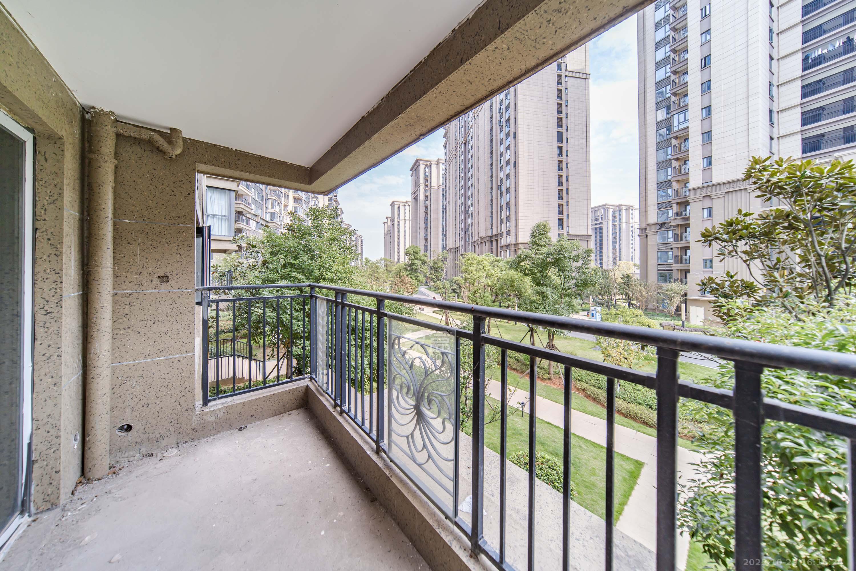 梦想滨江左岸  4室2厅2卫    65.0万阳台