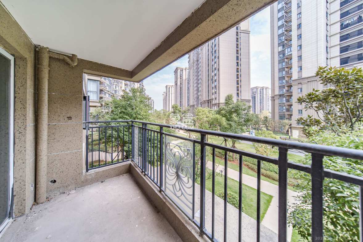 梦想滨江左岸 4室2厅2卫 65.0万 梦想滨江左岸 4室2厅2卫 65.0万阳台