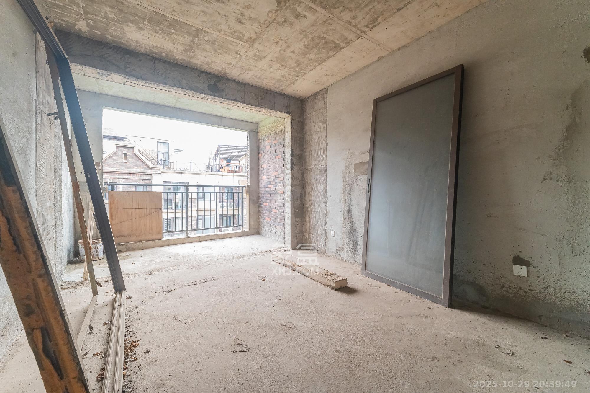 星湖湾二期洋房  5室2厅3卫    199.0万其他