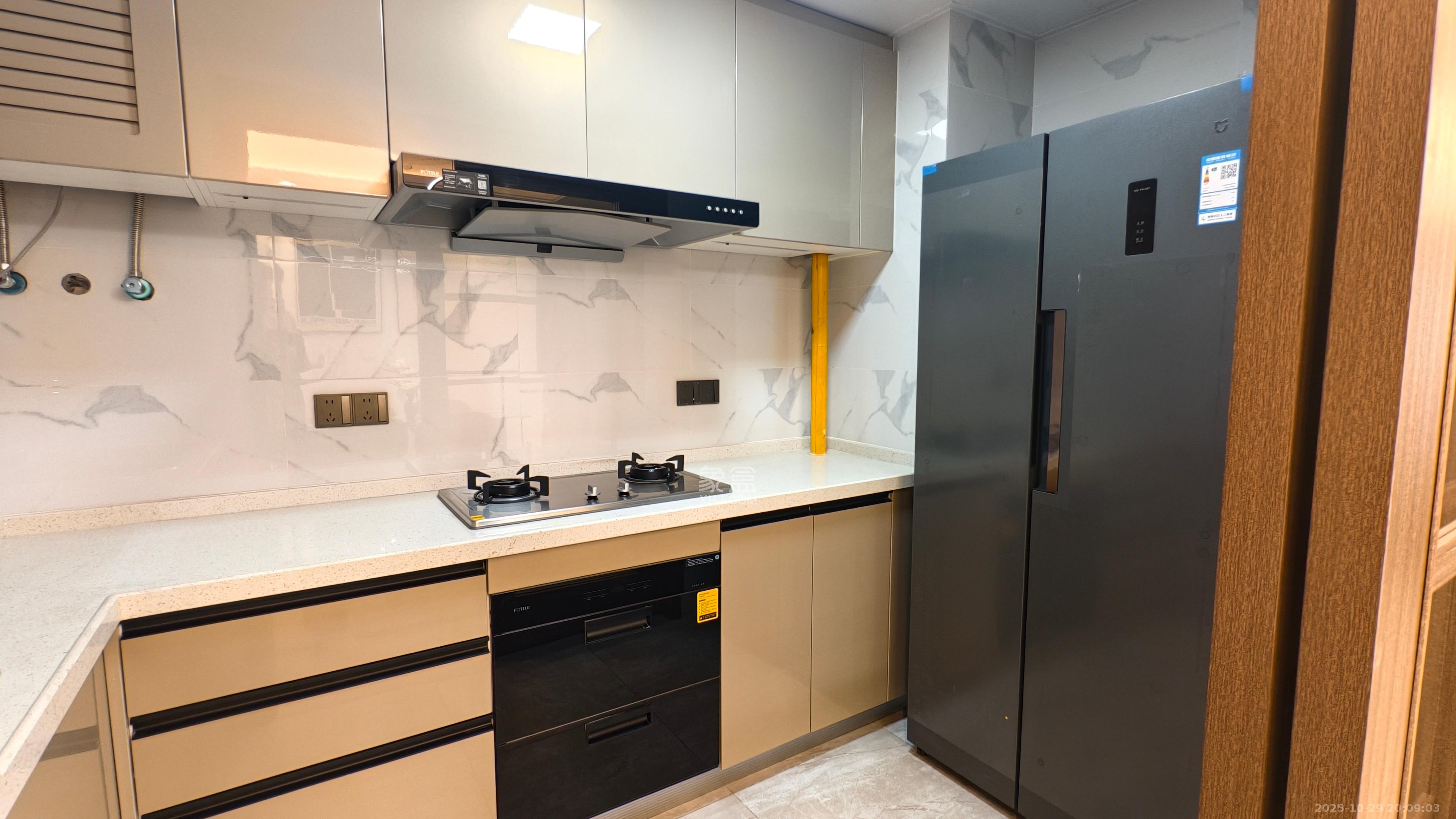 绿地V岛  4室2厅2卫    4800.0元/月室内图