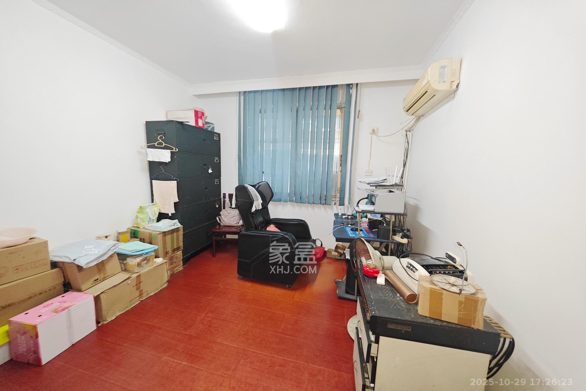 凤凰商贸城 8室2厅2卫 99.0万 凤凰商贸城 8室2厅2卫 99.0万卧室