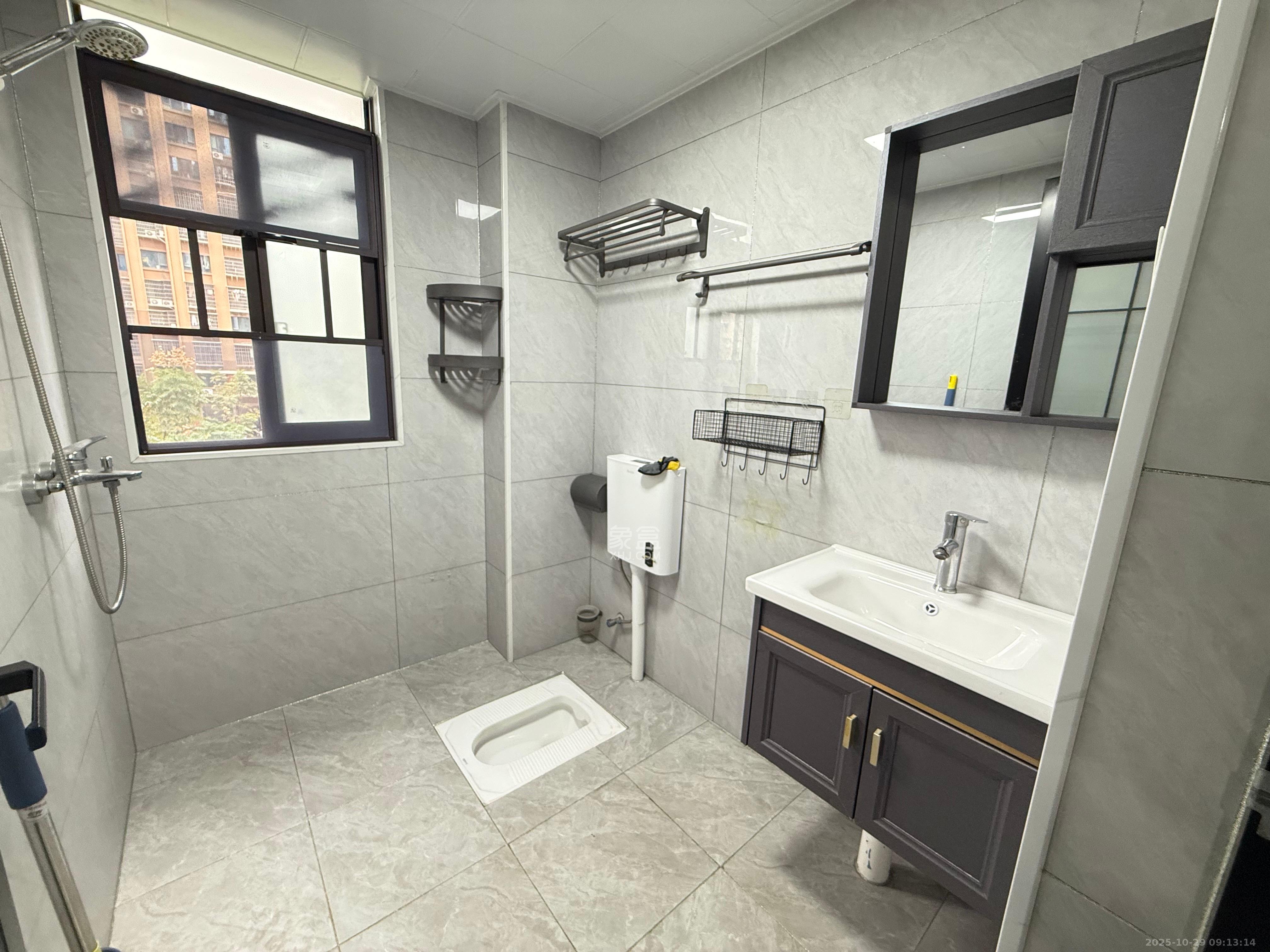 东宜新园  2室1厅1卫    2000.0元/月室内图