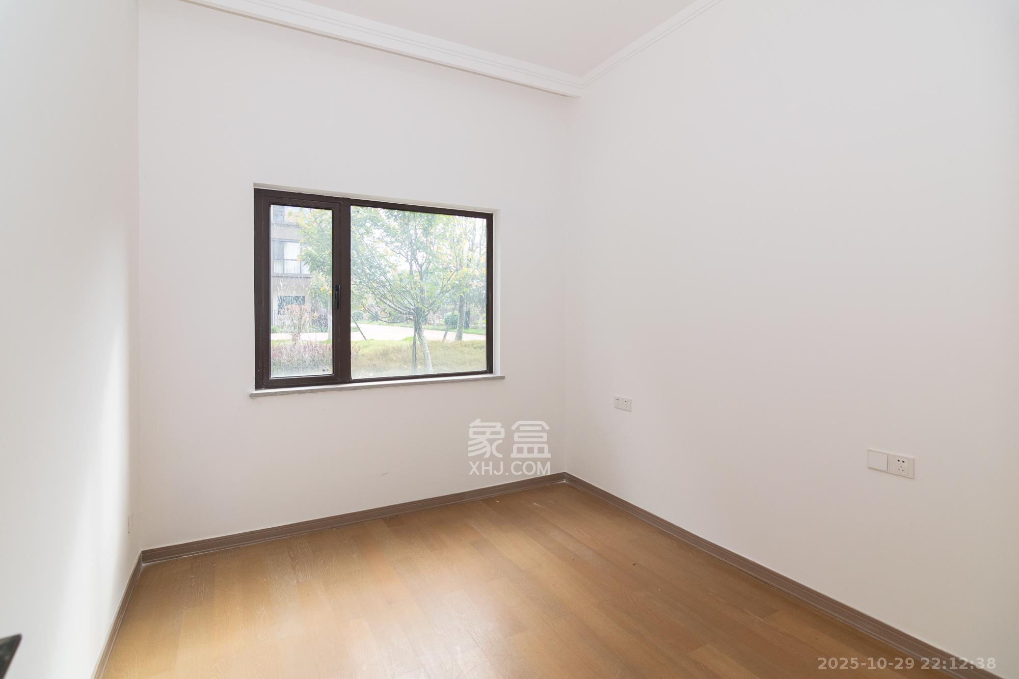 春晖花园  5室1厅2卫    110.0万 春晖花园  5室1厅2卫    110.0万卧室