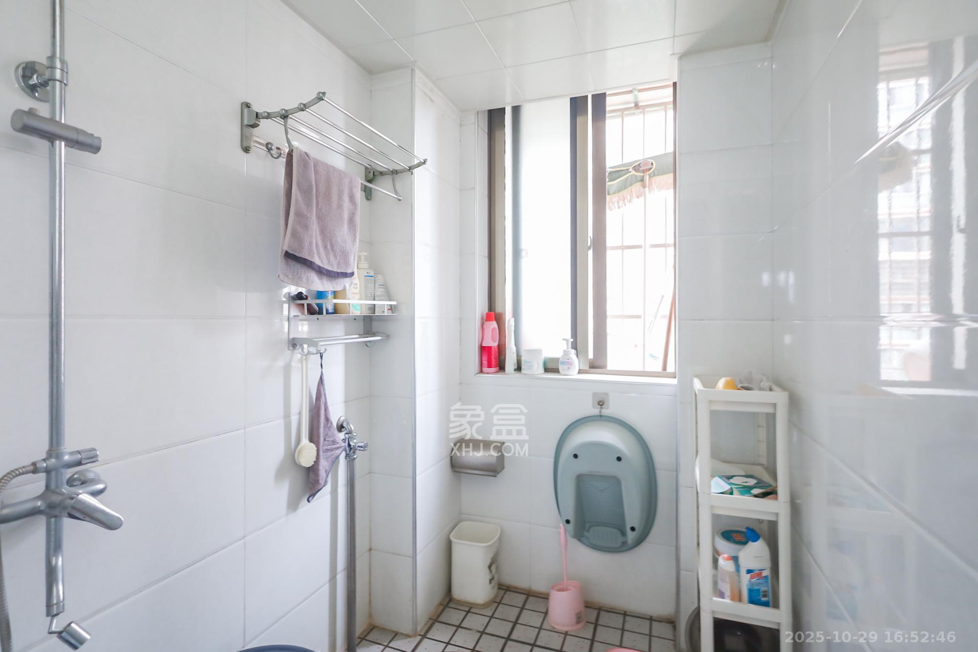 西岸润泽府  5室2厅2卫    168.0万 西岸润泽府  5室2厅2卫    168.0万卫生间