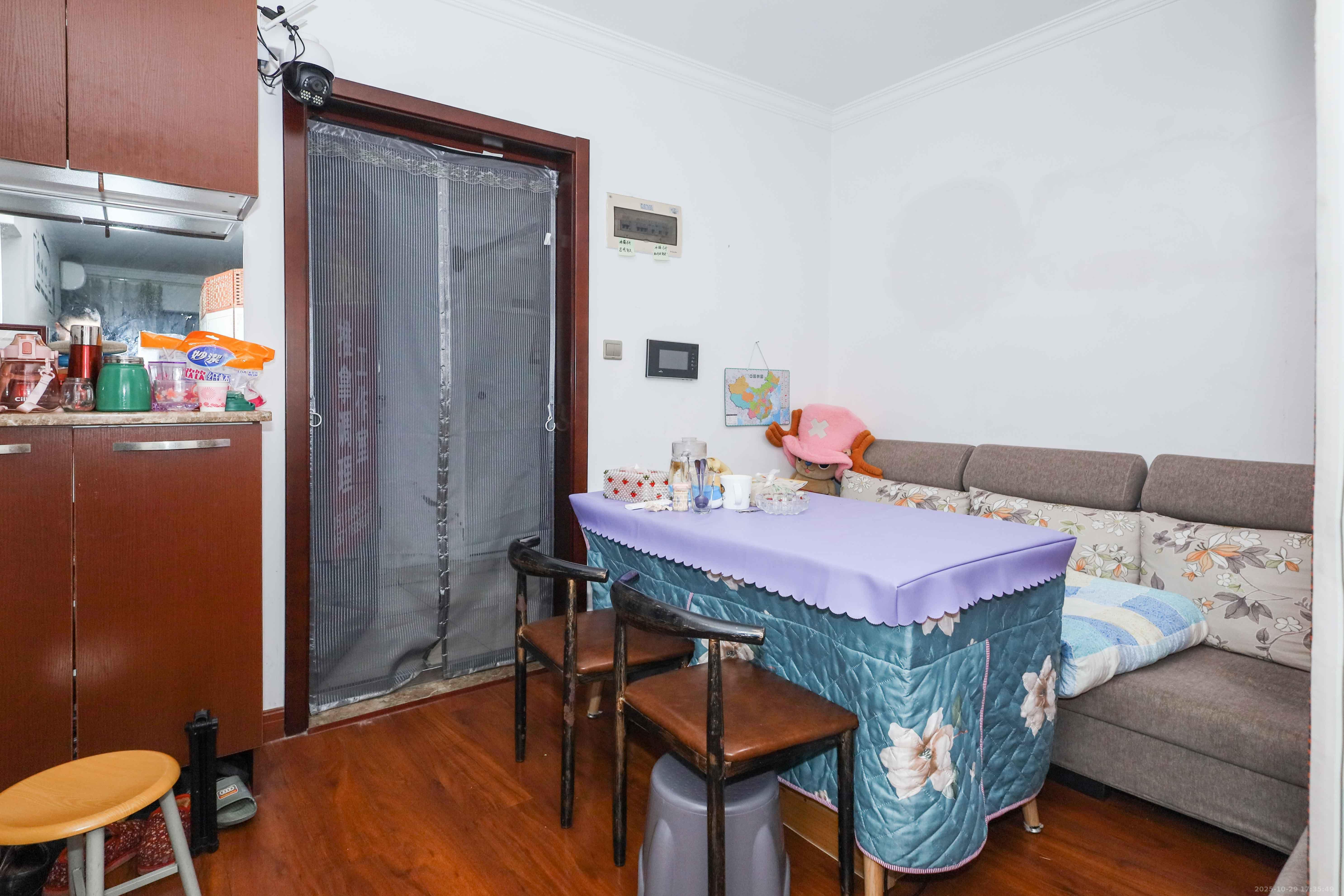 好莱城(弘德西街)  2室2厅1卫    1900.0元/月 好莱城(弘德西街)  2室2厅1卫    1900.0元/月室内图