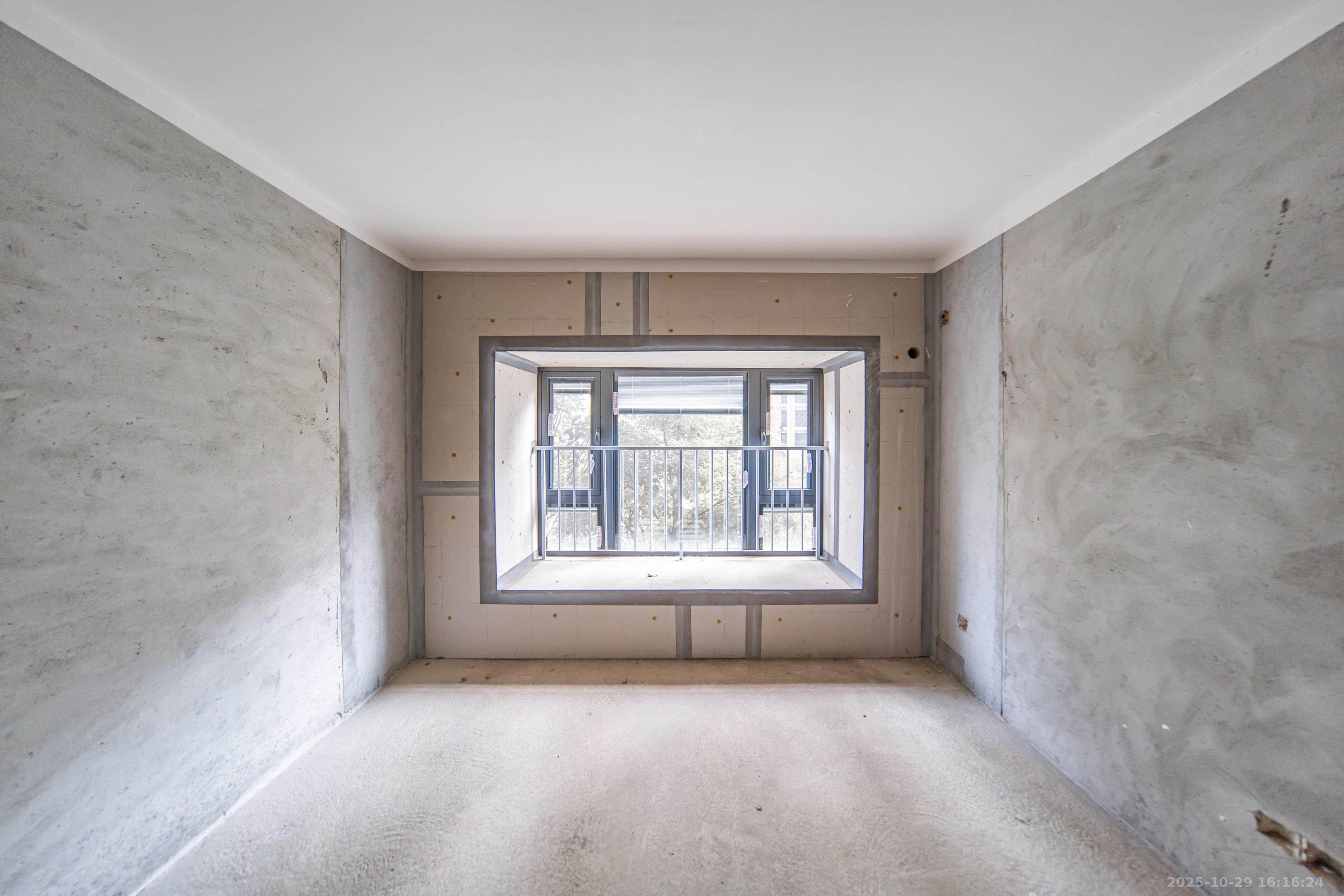 梦想滨江左岸  4室2厅2卫    65.0万卧室