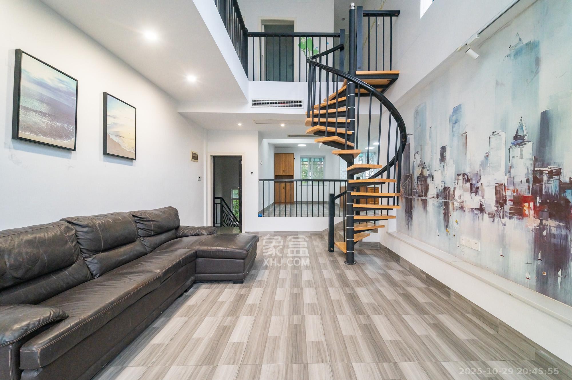 山水芙蓉国际新城 4室2厅2卫 81.8万 山水芙蓉国际新城 4室2厅2卫 81.8万客厅