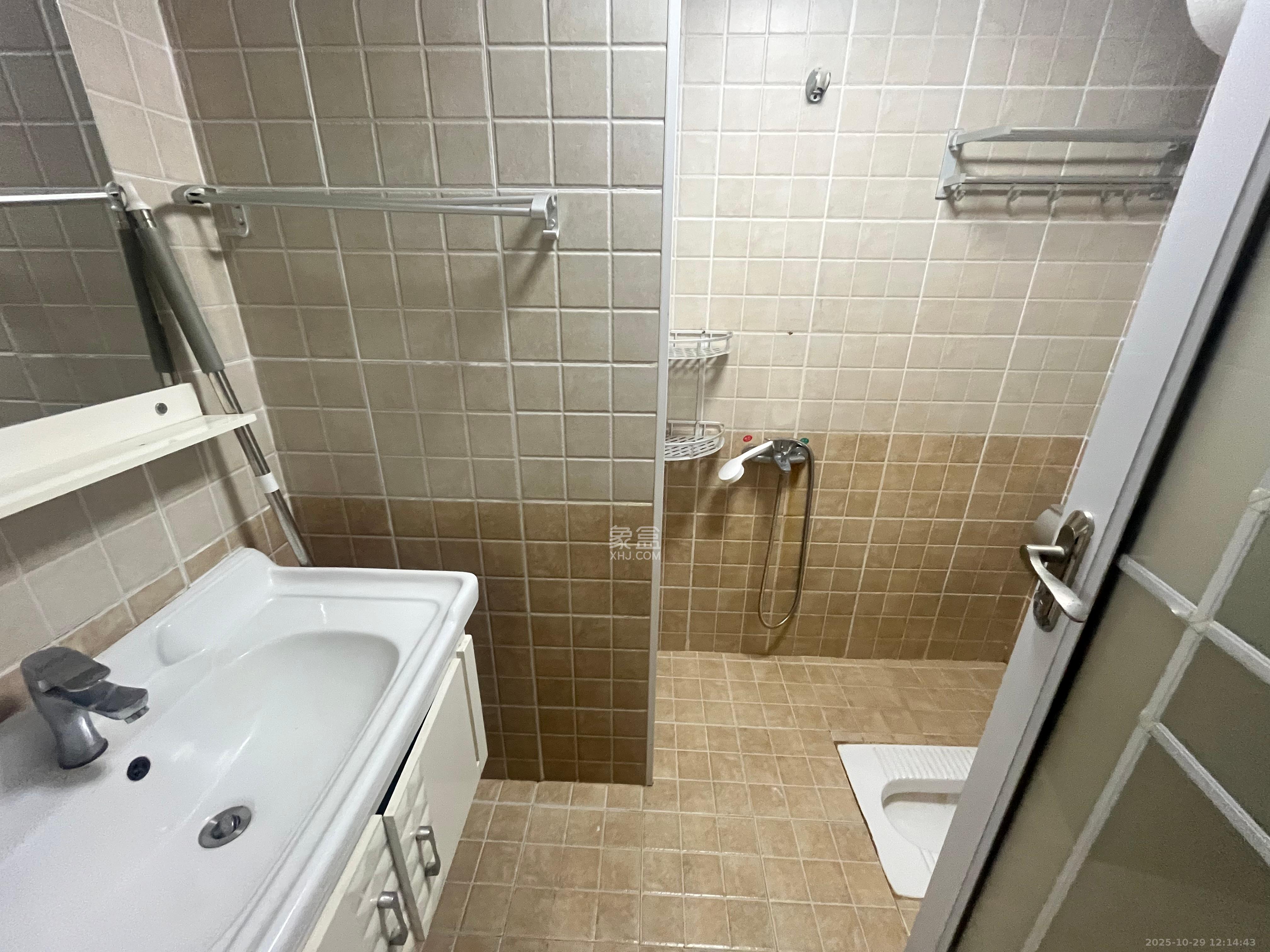 华润五彩城  1室1厅1卫    1250.0元/月 华润五彩城  1室1厅1卫    1250.0元/月室内图