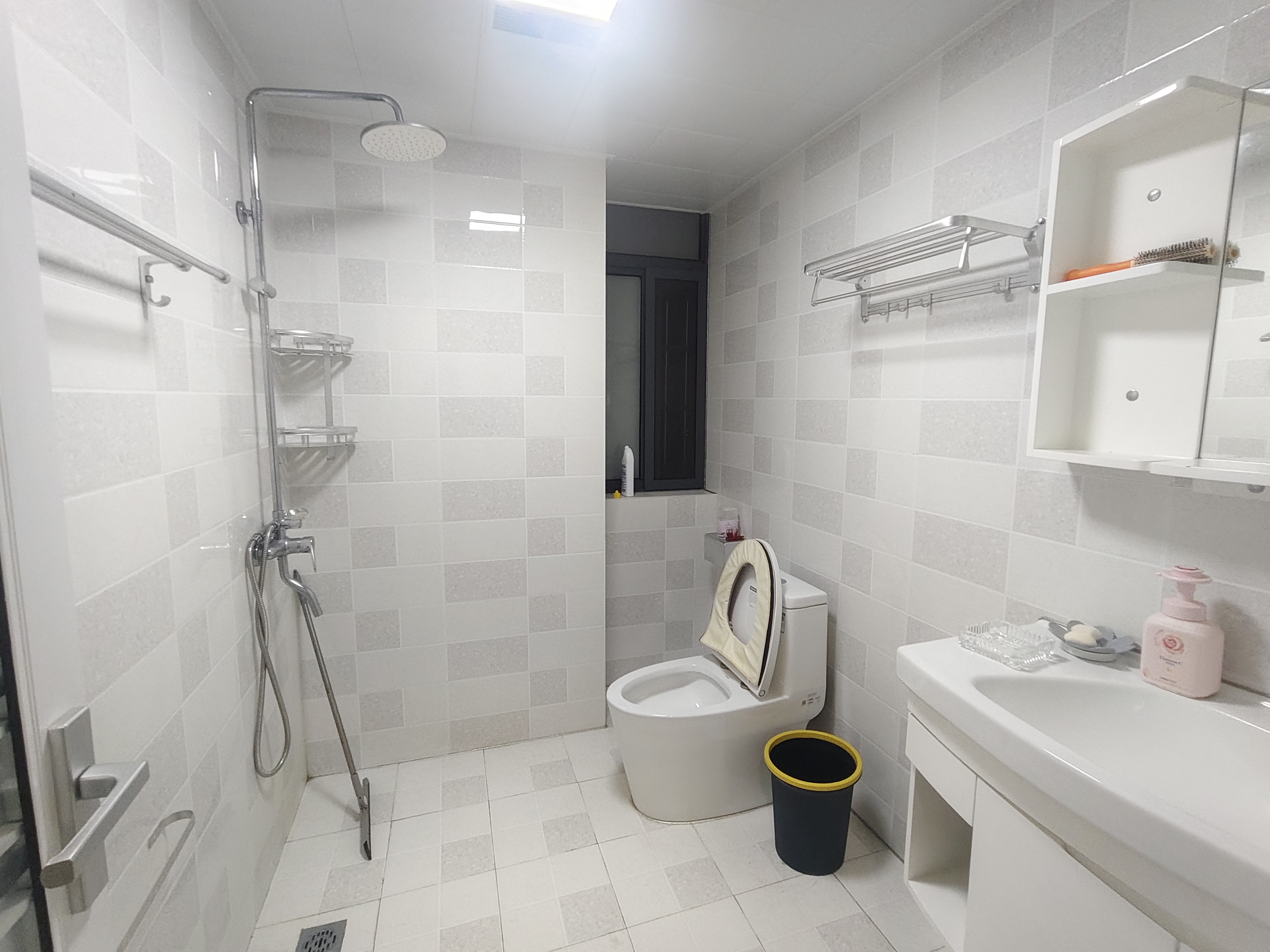 金水阳光  3室2厅2卫    2000.0元/月室内图