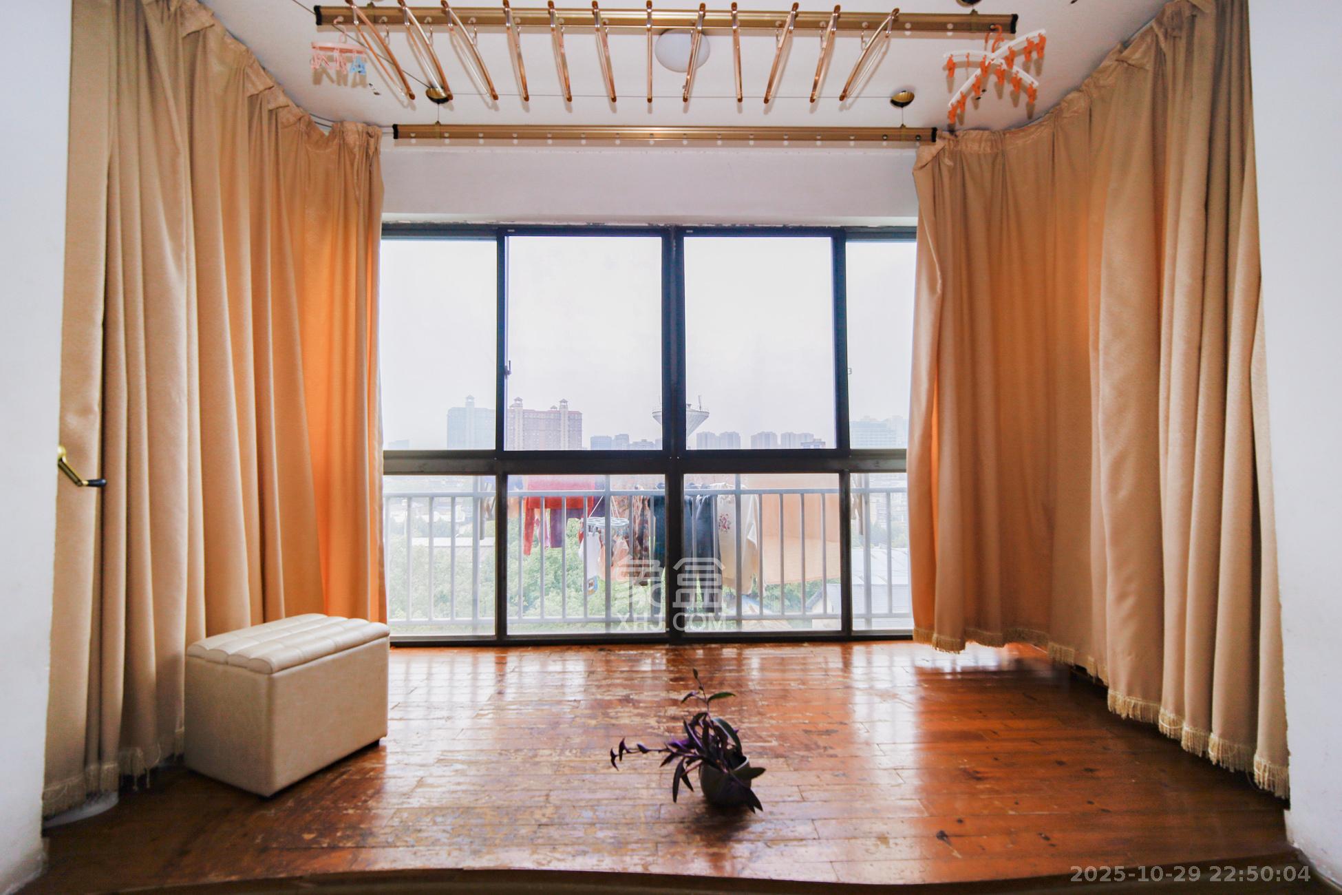 上海城小区  2室2厅1卫    75.0万阳台