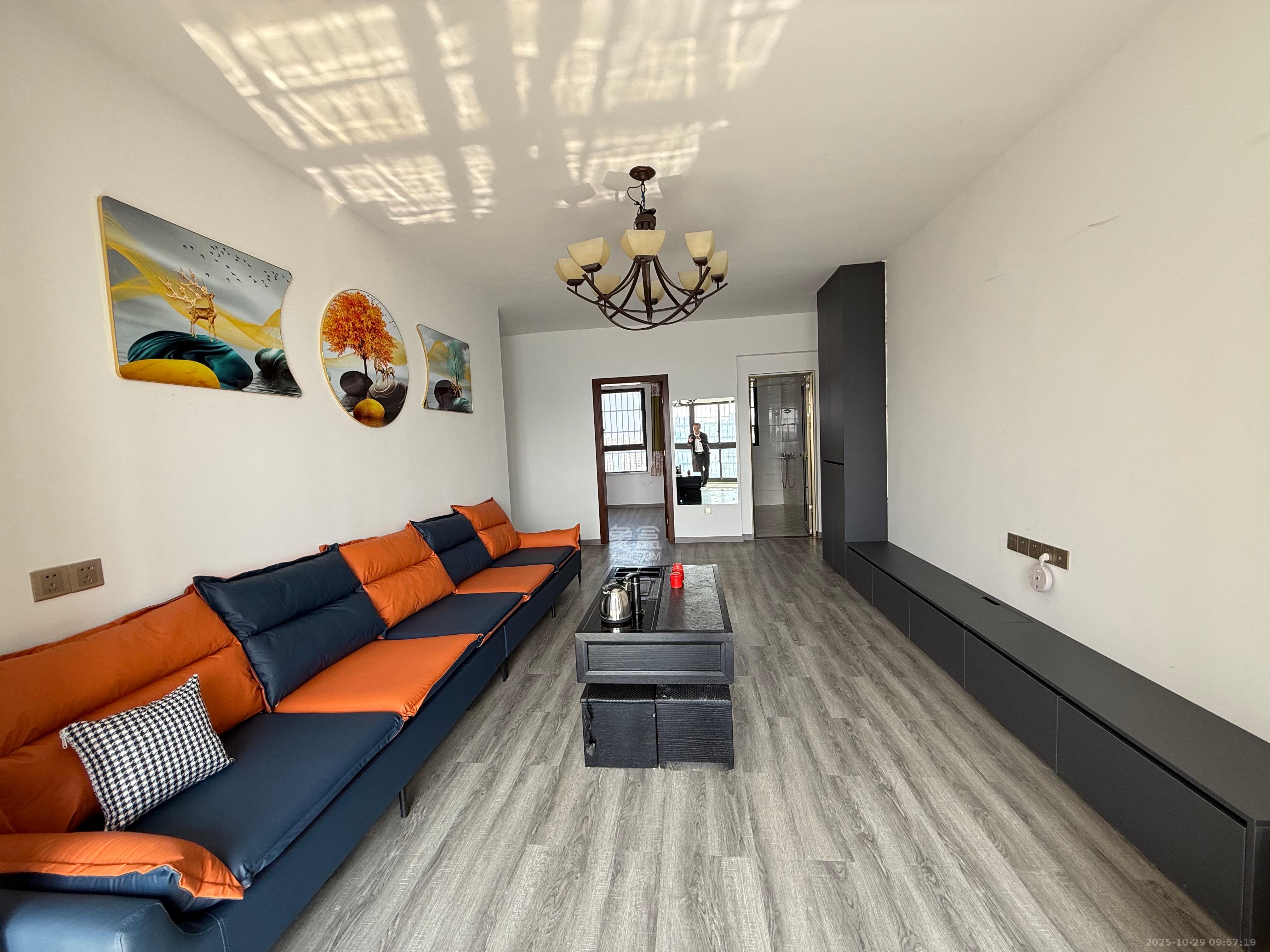 华润五彩城  3室2厅2卫    2200.0元/月