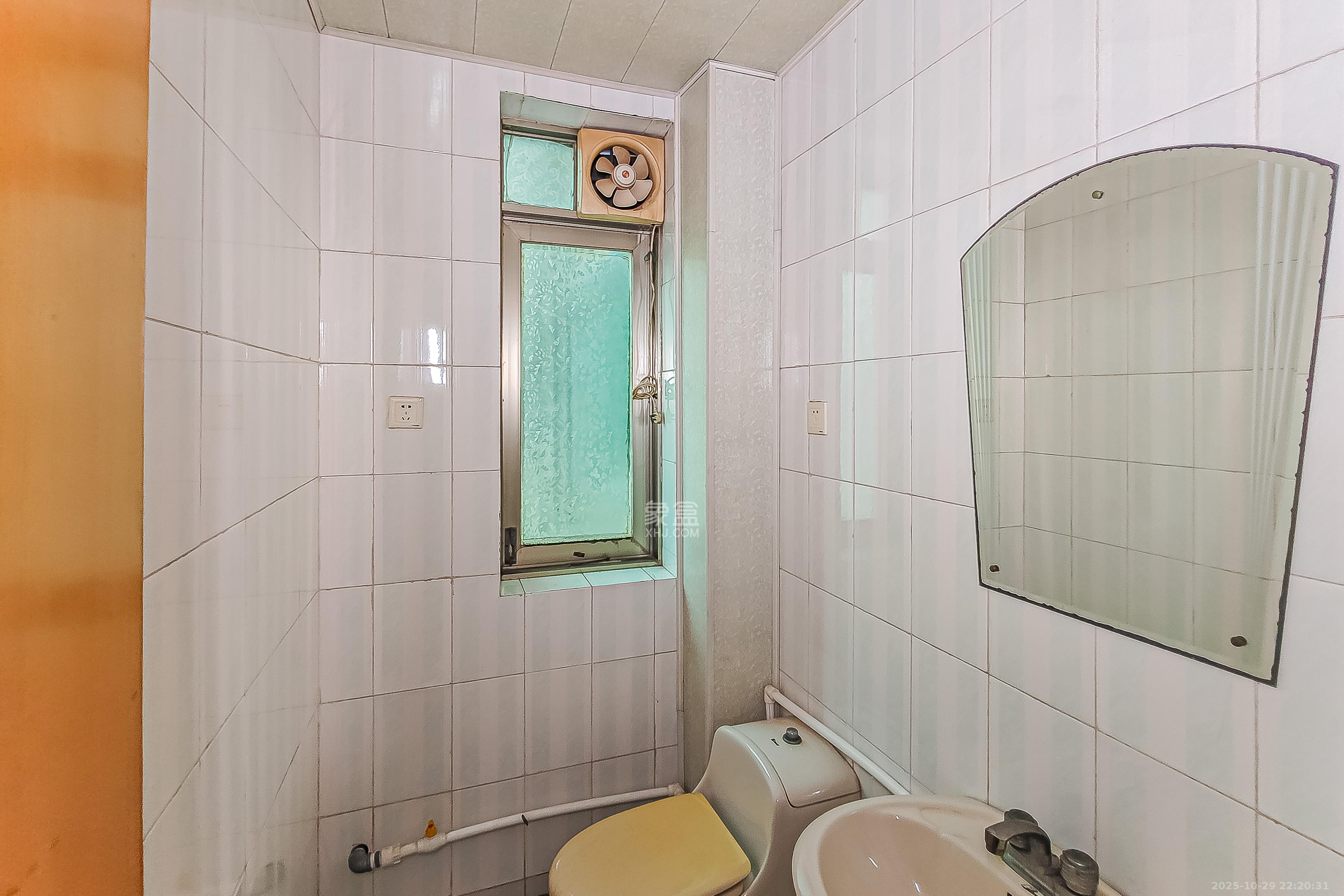 向东园社区(国税局宿舍)  3室2厅2卫    98.0万卫生间