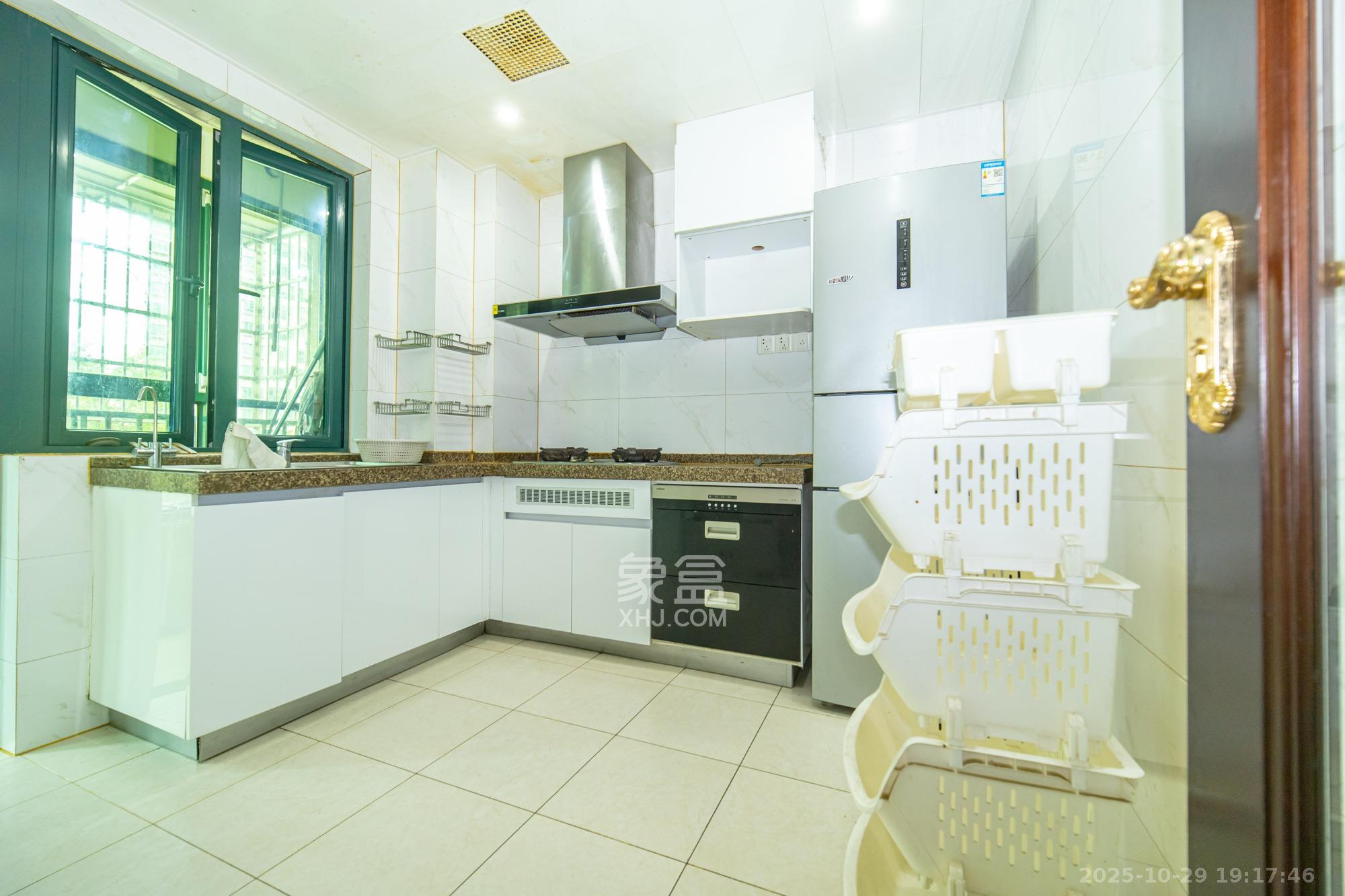 恒大雅苑  3室2厅2卫    112.0万厨房