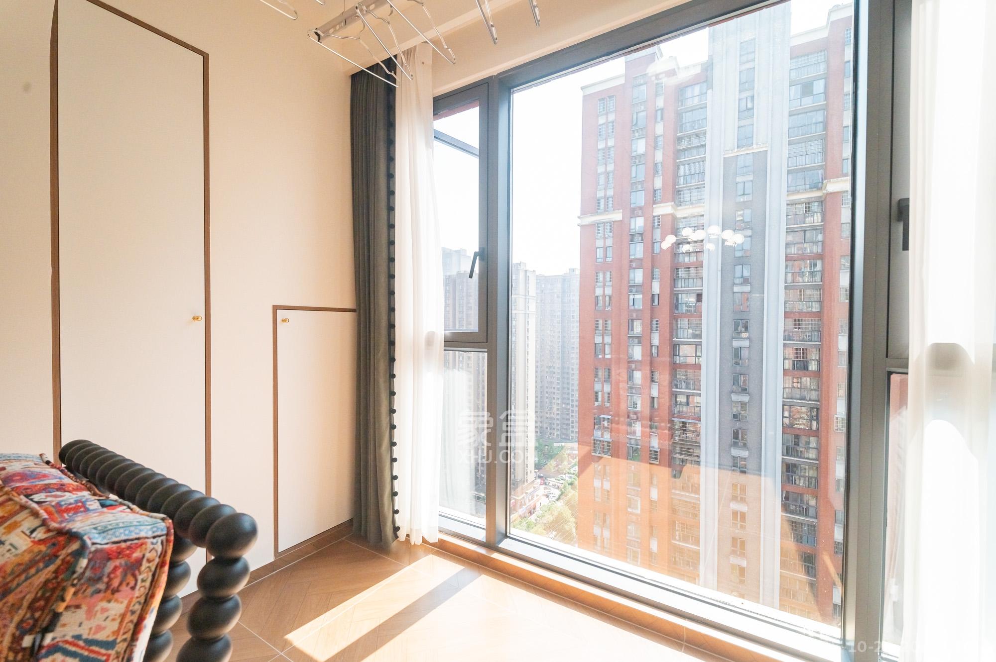 华润凤凰城二期  3室2厅2卫    80.8万阳台