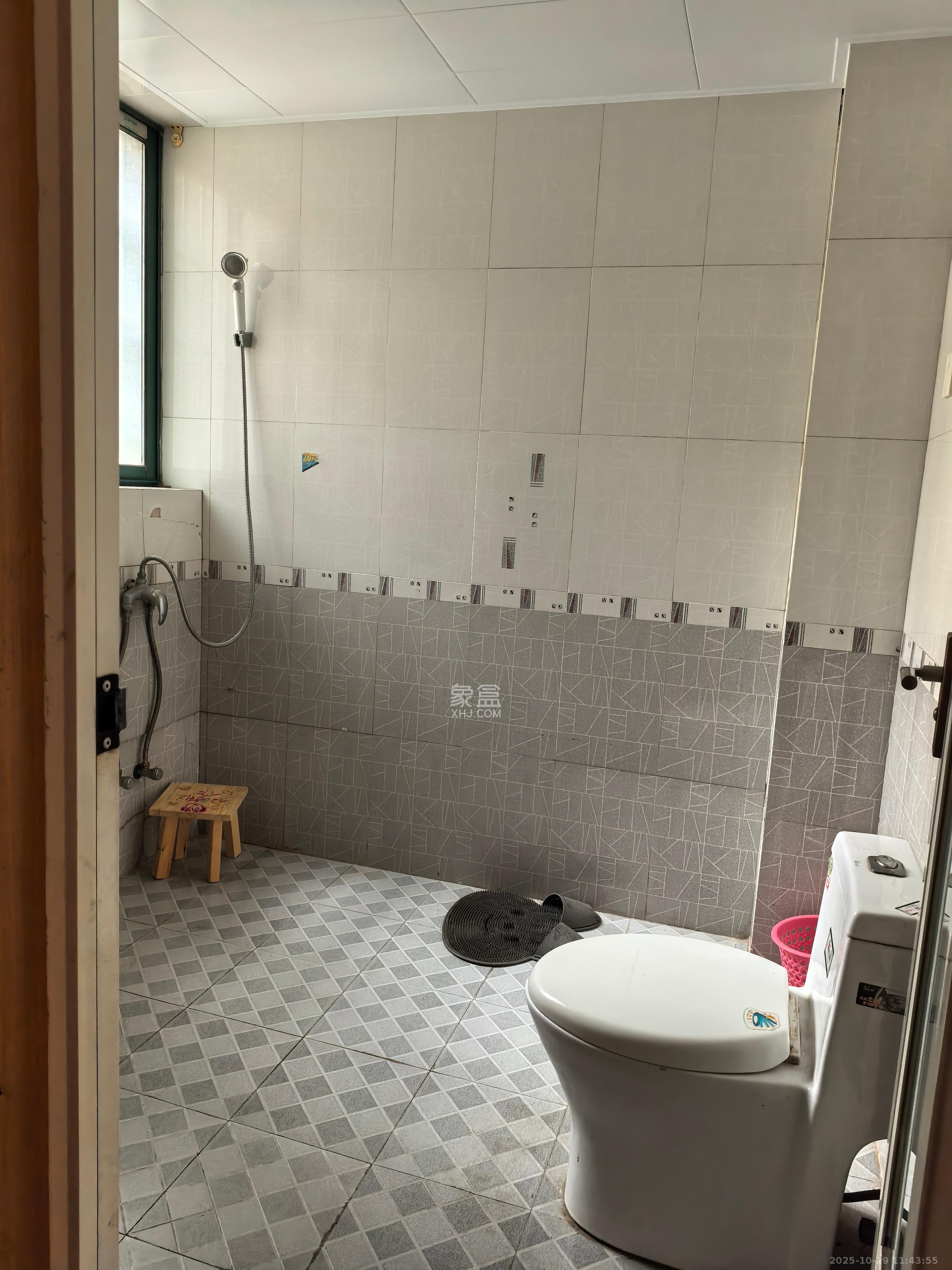 富景园  3室2厅2卫    2500.0元/月 富景园  3室2厅2卫    2500.0元/月室内图