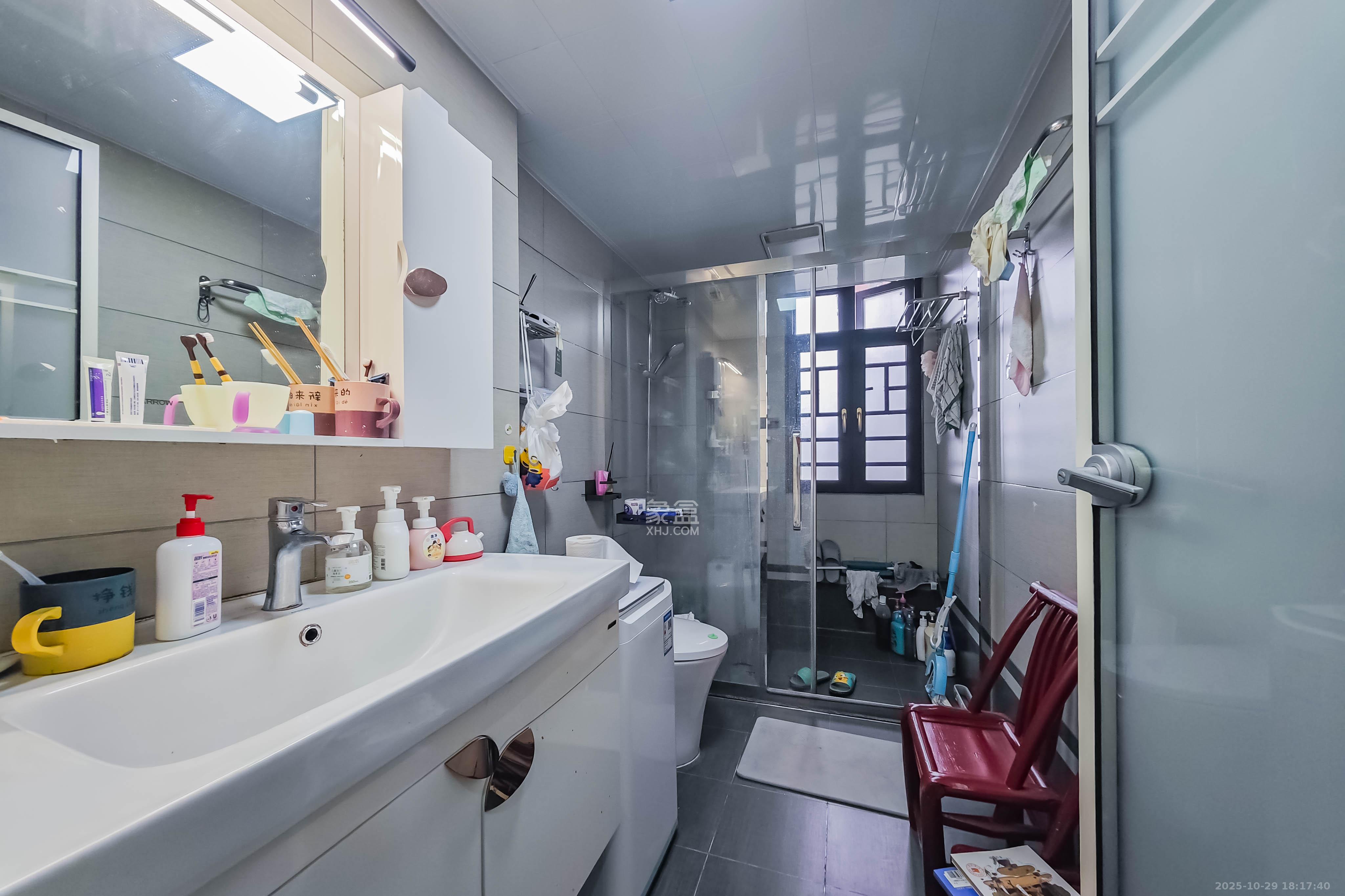 半山壹号 3室2厅2卫 155.0万 半山壹号 3室2厅2卫 155.0万卫生间