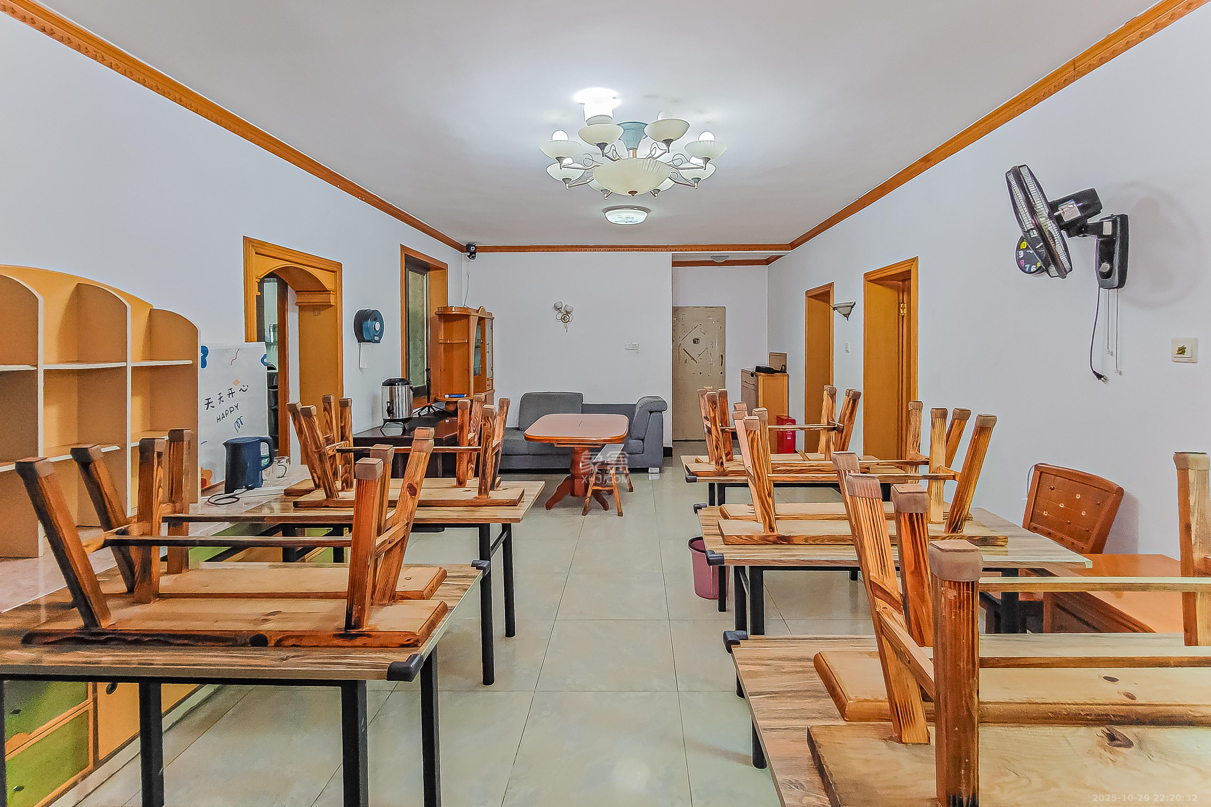 向东园社区(国税局宿舍)  3室2厅2卫    98.0万客厅