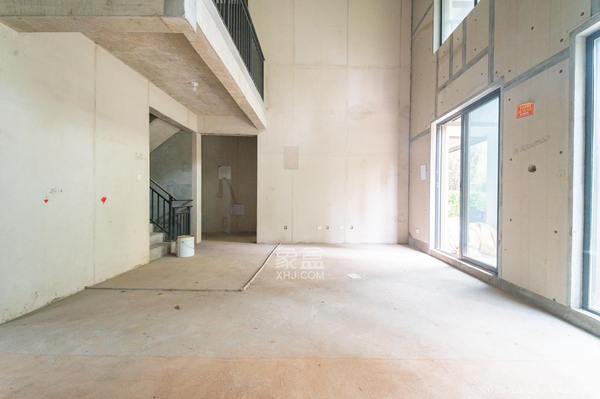 五矿万境松雅  5室2厅3卫    228.0万客厅