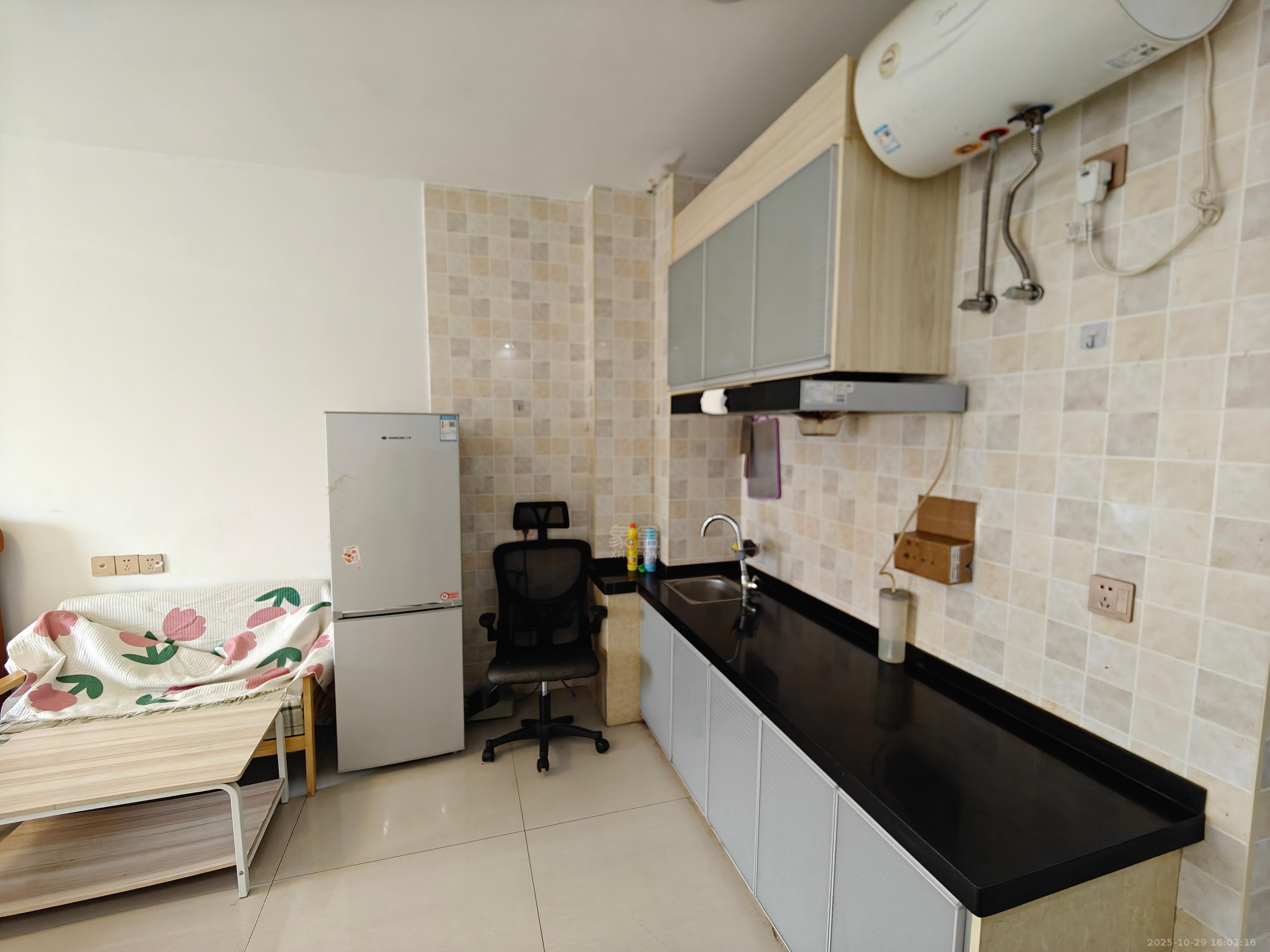 美的城三期  1室1厅1卫    1100.0元/月室内图