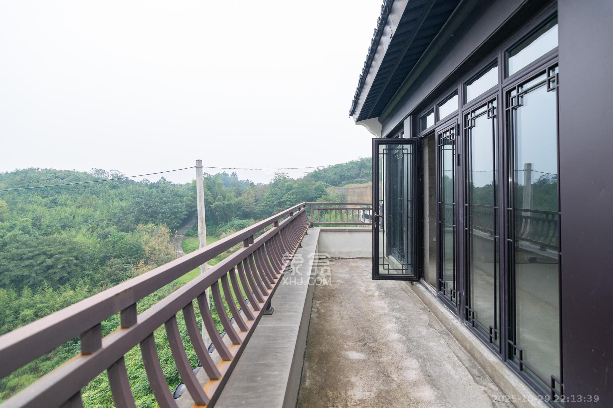 绿城高尔夫小镇  6室3厅4卫    550.0万 绿城高尔夫小镇  6室3厅4卫    550.0万阳台