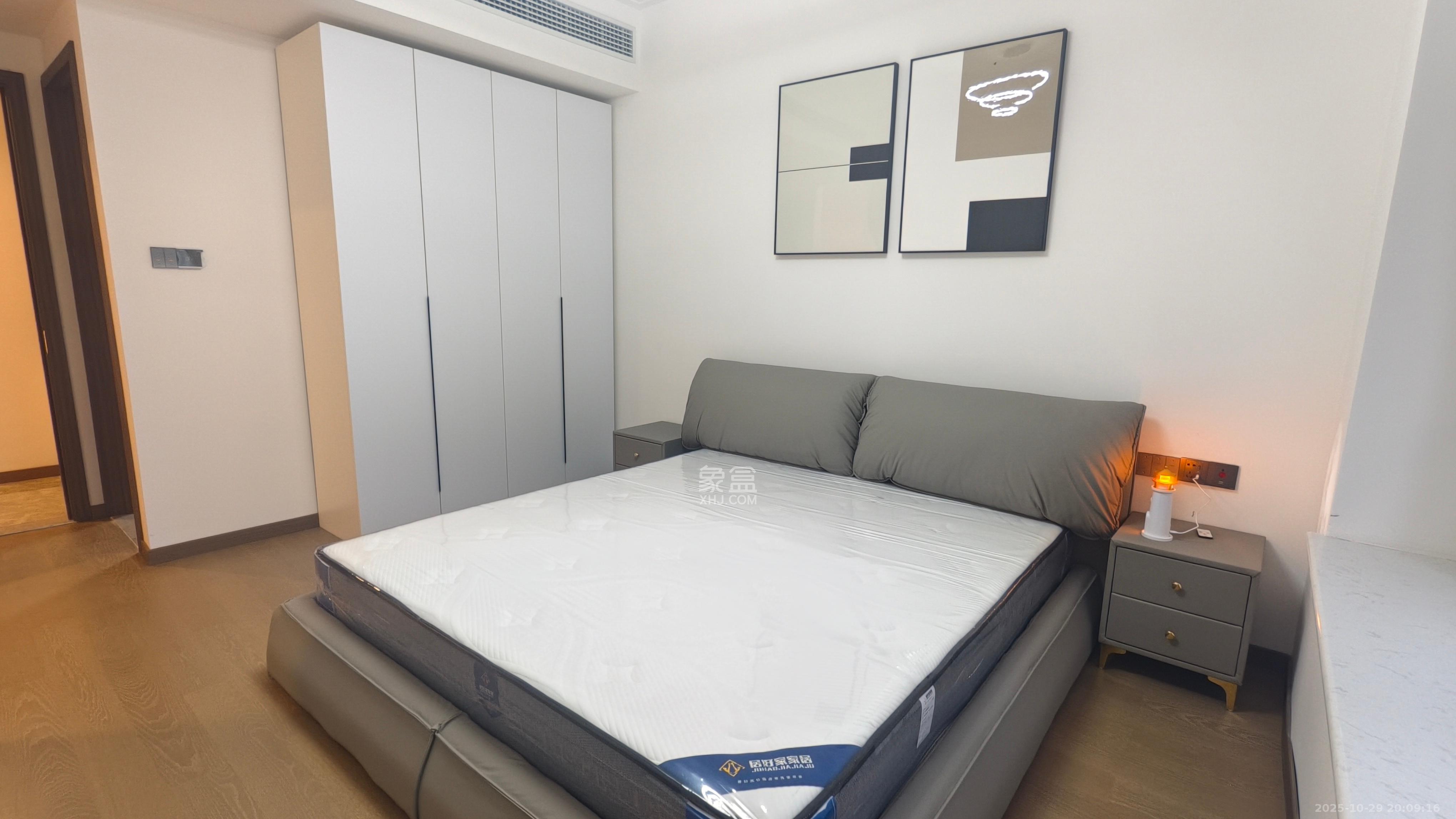 绿地V岛  4室2厅2卫    4800.0元/月室内图